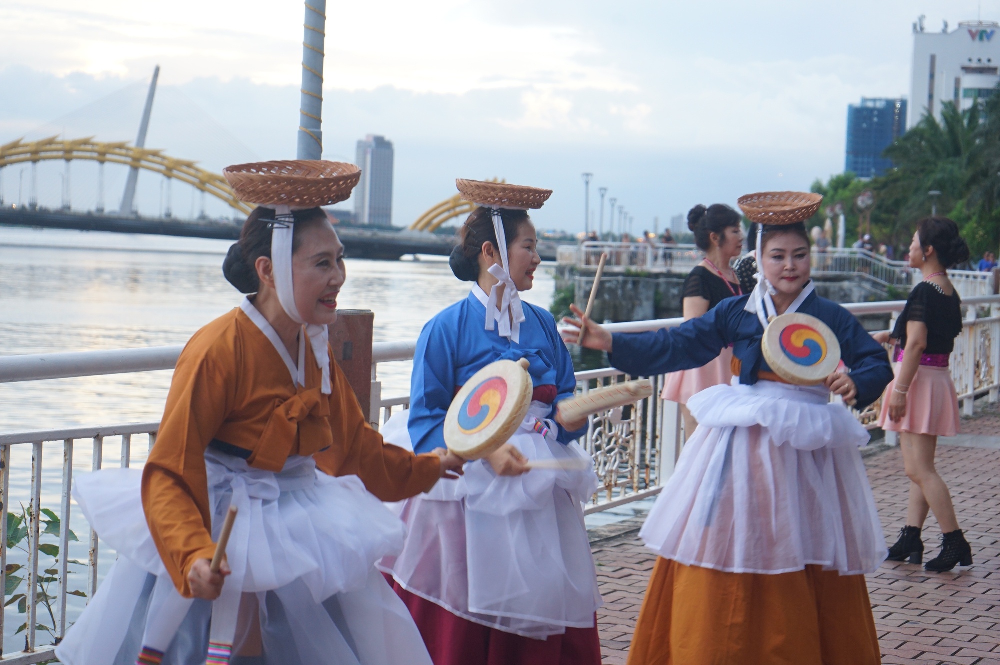 Sông Hàn rực rỡ sắc màu văn hóa lễ hội Việt Nam – Hàn Quốc - Ảnh 11.