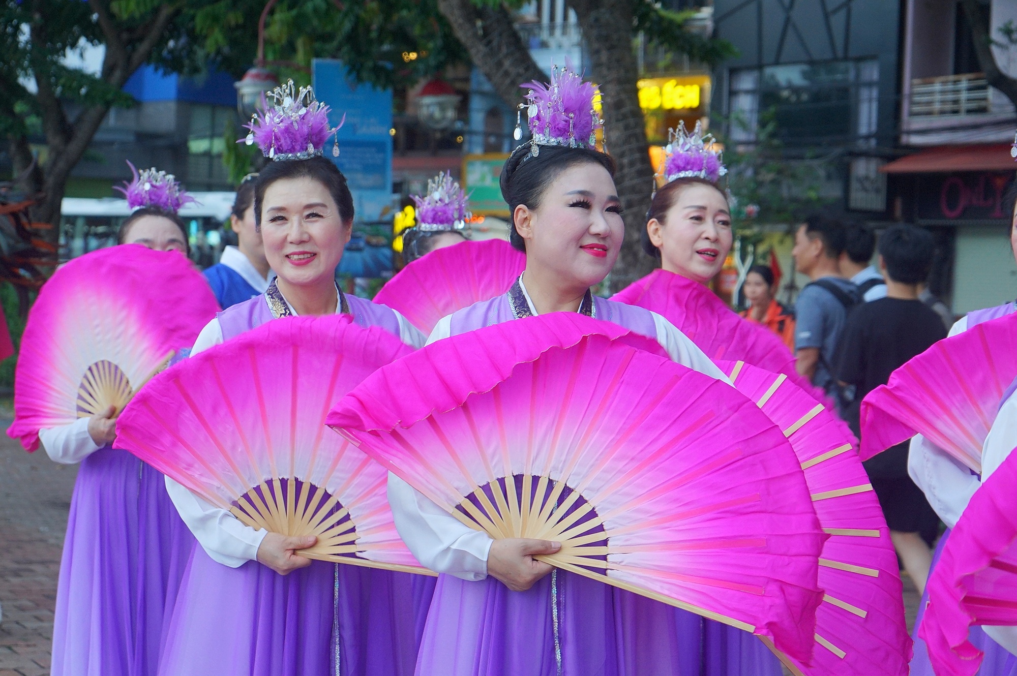 Sông Hàn rực rỡ sắc màu văn hóa lễ hội Việt Nam – Hàn Quốc - Ảnh 1.