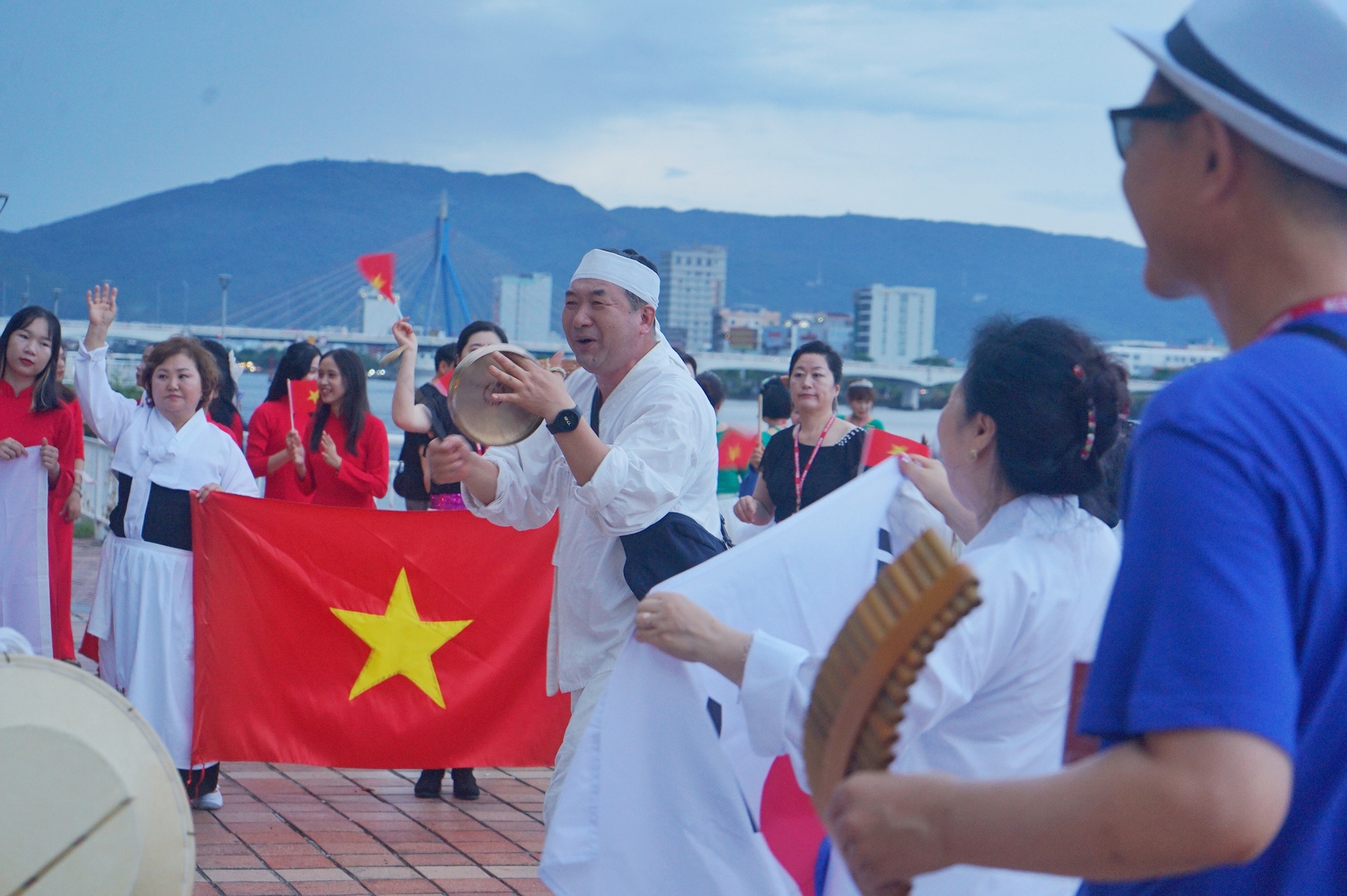 Sông Hàn rực rỡ sắc màu văn hóa lễ hội Việt Nam – Hàn Quốc - Ảnh 9.
