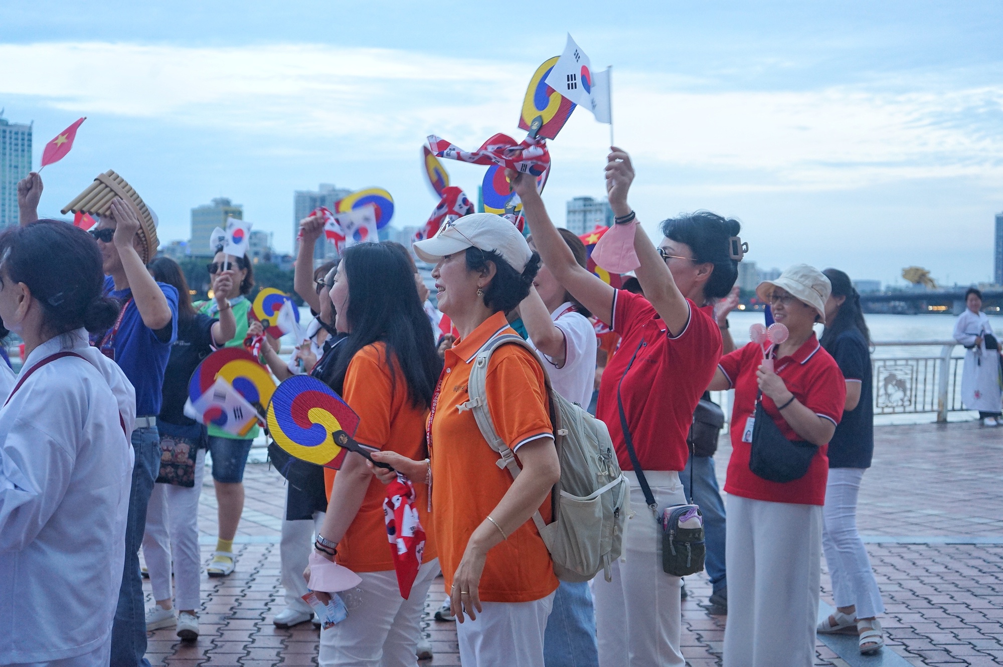 Sông Hàn rực rỡ sắc màu văn hóa lễ hội Việt Nam – Hàn Quốc - Ảnh 10.
