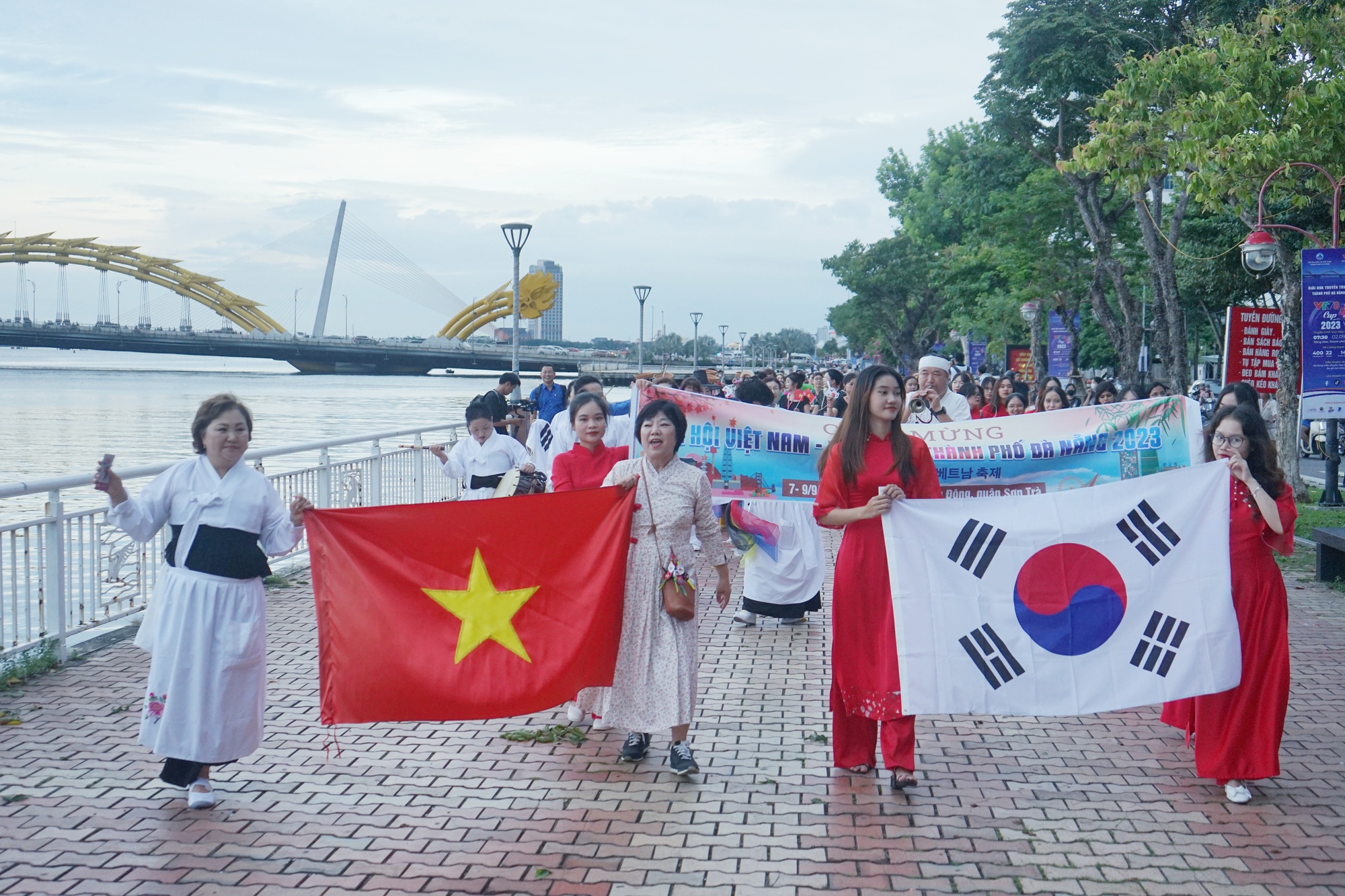 Sông Hàn rực rỡ sắc màu văn hóa lễ hội Việt Nam – Hàn Quốc - Ảnh 5.