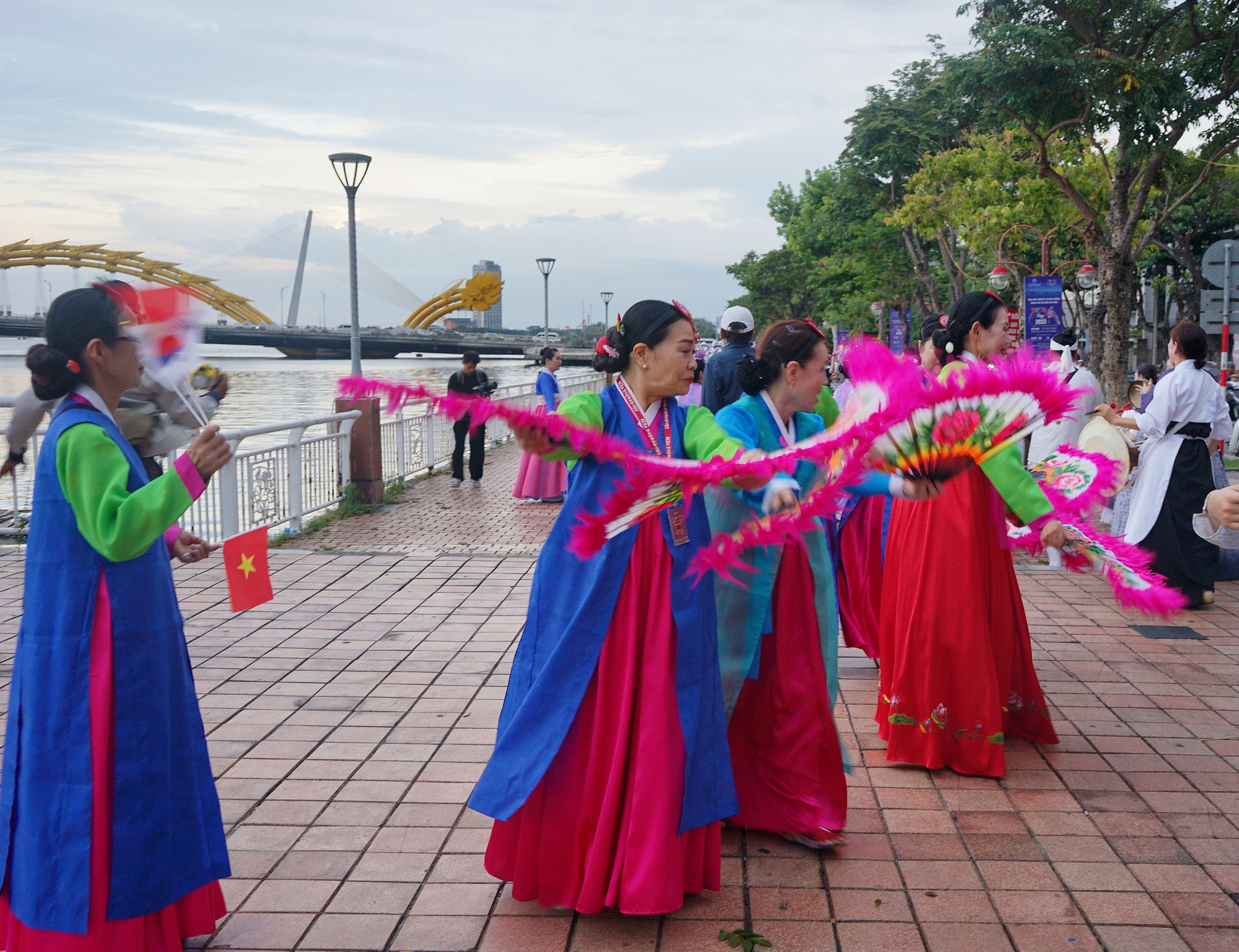 Sông Hàn rực rỡ sắc màu văn hóa lễ hội Việt Nam – Hàn Quốc - Ảnh 6.