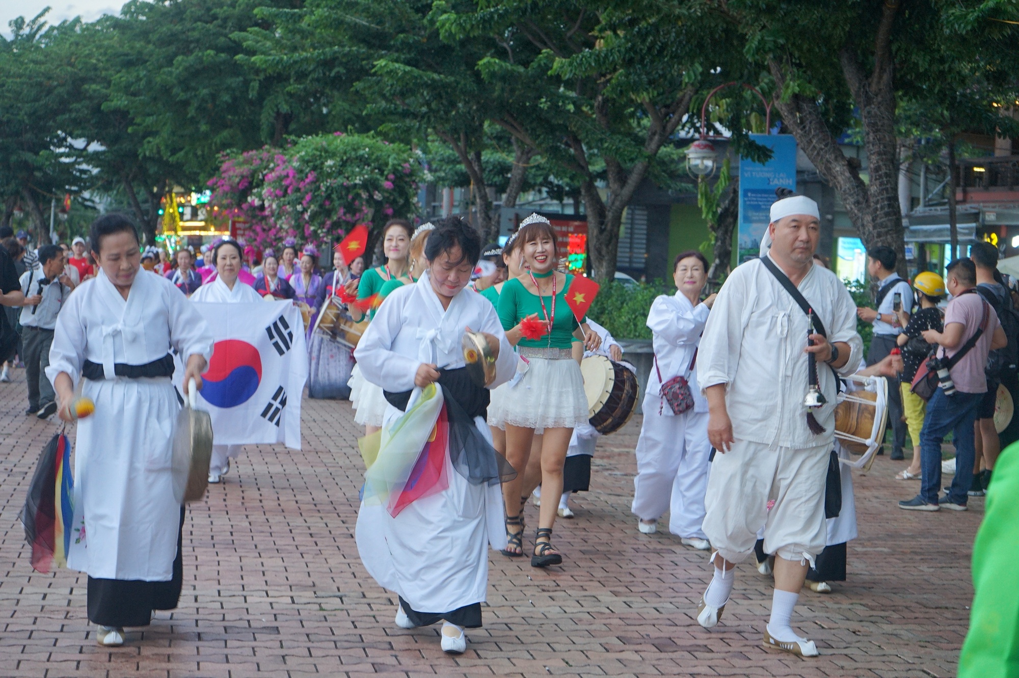 Sông Hàn rực rỡ sắc màu văn hóa lễ hội Việt Nam – Hàn Quốc - Ảnh 7.