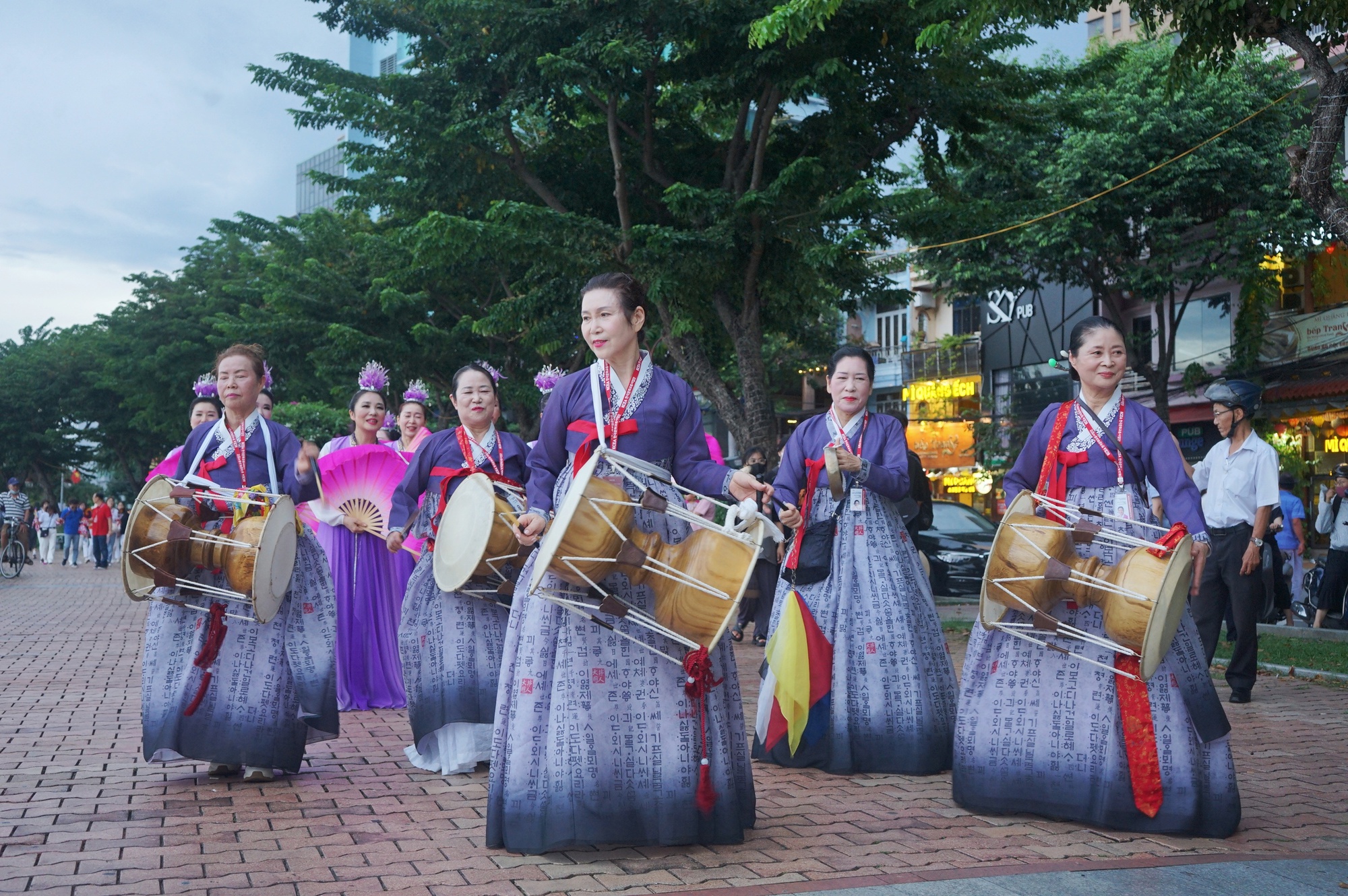 Sông Hàn rực rỡ sắc màu văn hóa lễ hội Việt Nam – Hàn Quốc - Ảnh 12.