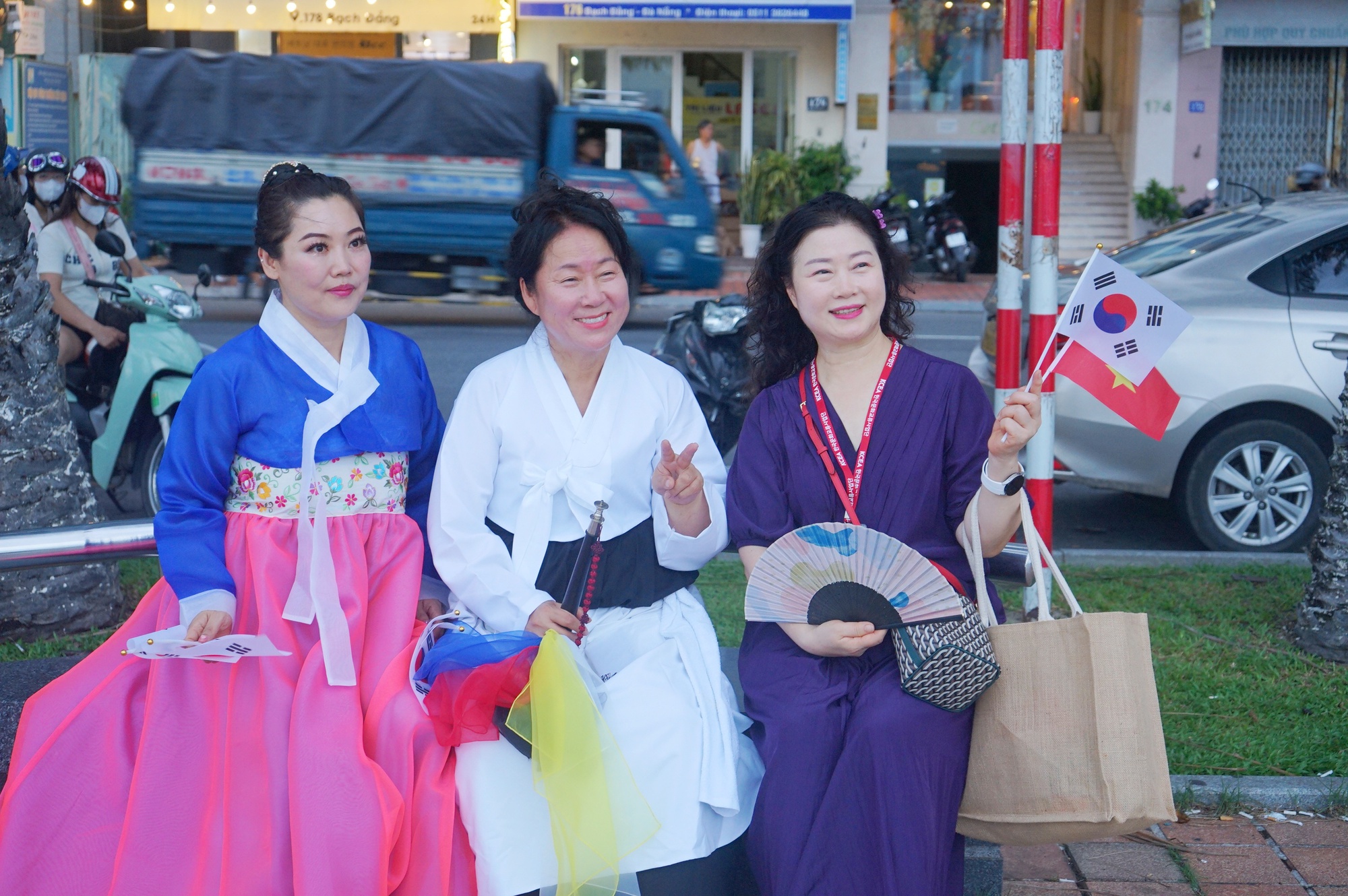Sông Hàn rực rỡ sắc màu văn hóa lễ hội Việt Nam – Hàn Quốc - Ảnh 13.
