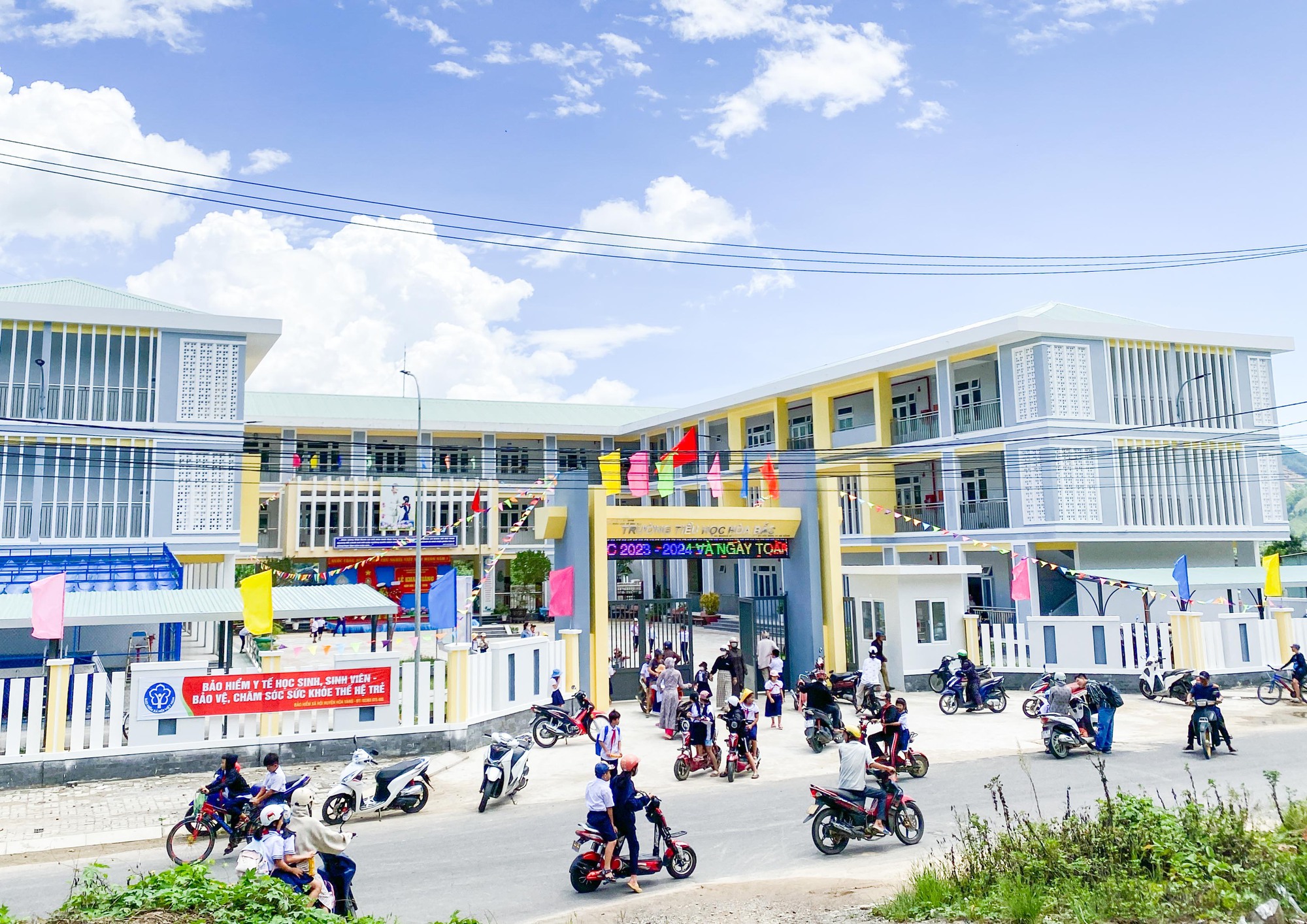 Đà Nẵng: Trường tiểu học Hòa Bắc vắng 54 học sinh thầy cô mỏi mòn chờ đợi - Ảnh 1.