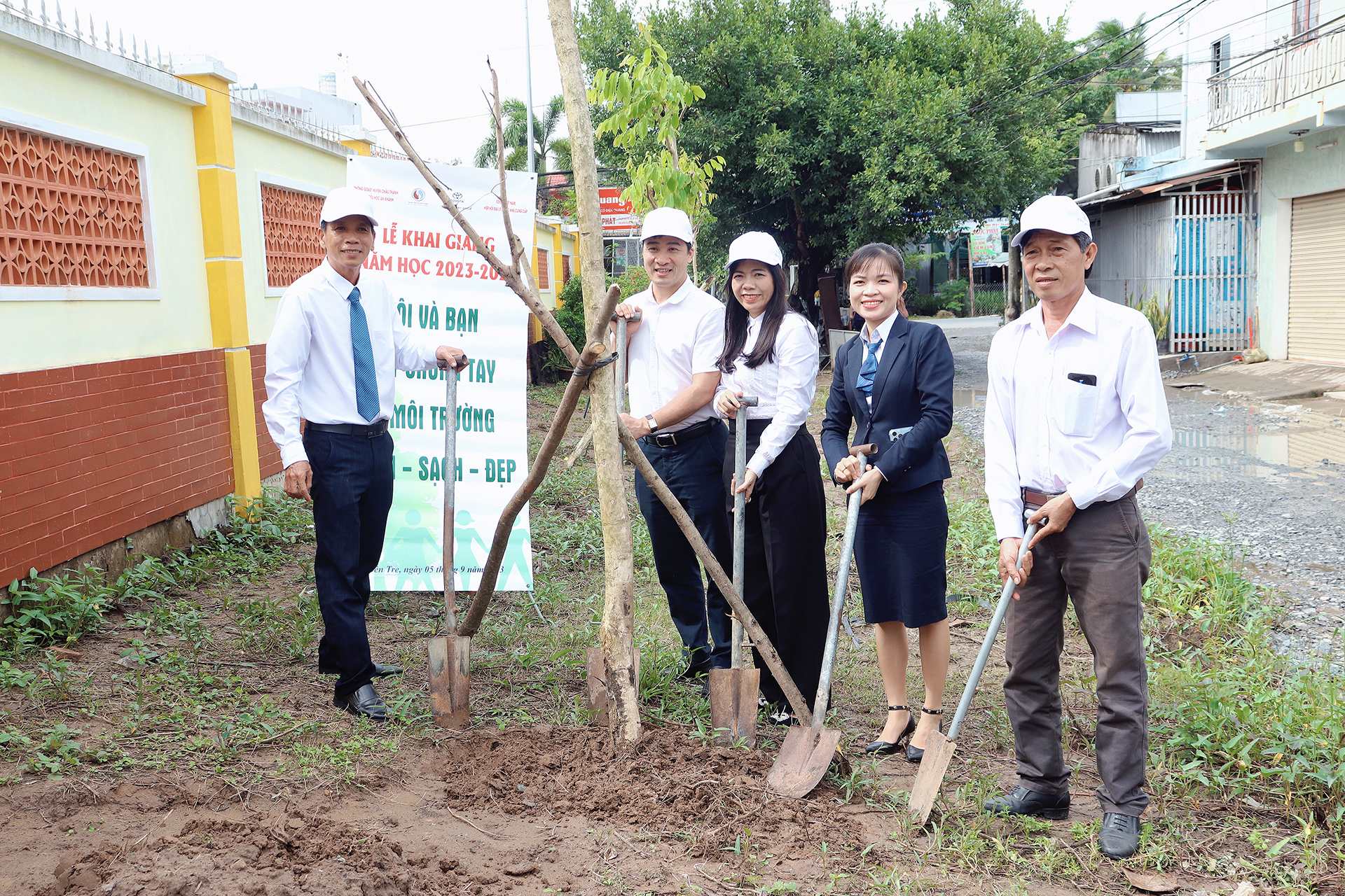 “Toyota chung tay xanh hóa học đường” đến với học sinh tỉnh Bến Tre - Ảnh 2.