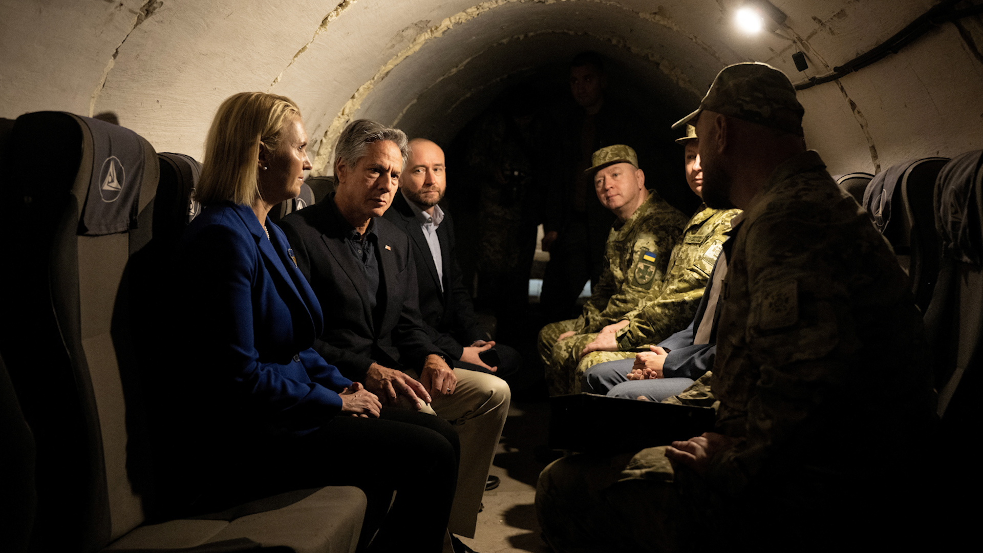 Ngoại trưởng Mỹ thăm thủ đô Kyiv, ca ngợi cuộc phản công của Ukraine - Ảnh 1.