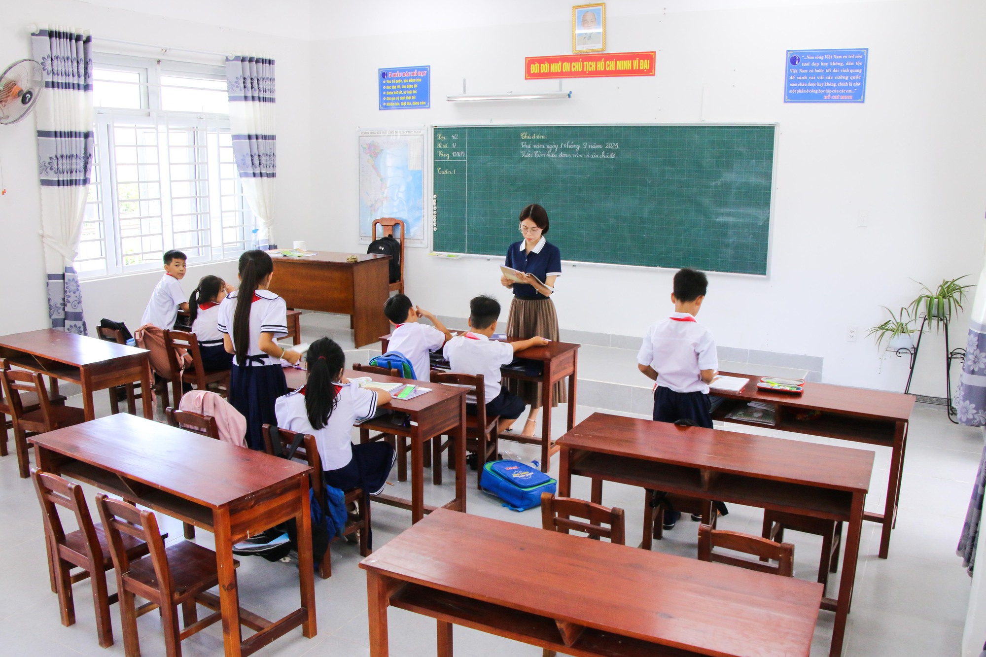 Đà Nẵng: Trường tiểu học Hòa Bắc vắng 54 học sinh thầy cô mỏi mòn chờ đợi - Ảnh 3.