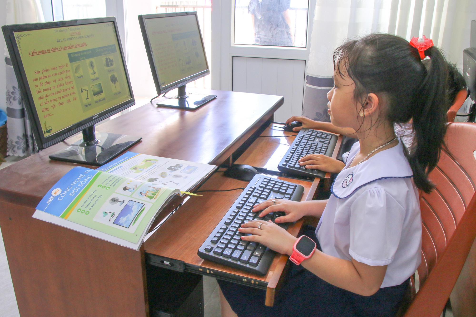 Đà Nẵng: Trường tiểu học Hòa Bắc vắng 54 học sinh thầy cô mỏi mòn chờ đợi - Ảnh 2.