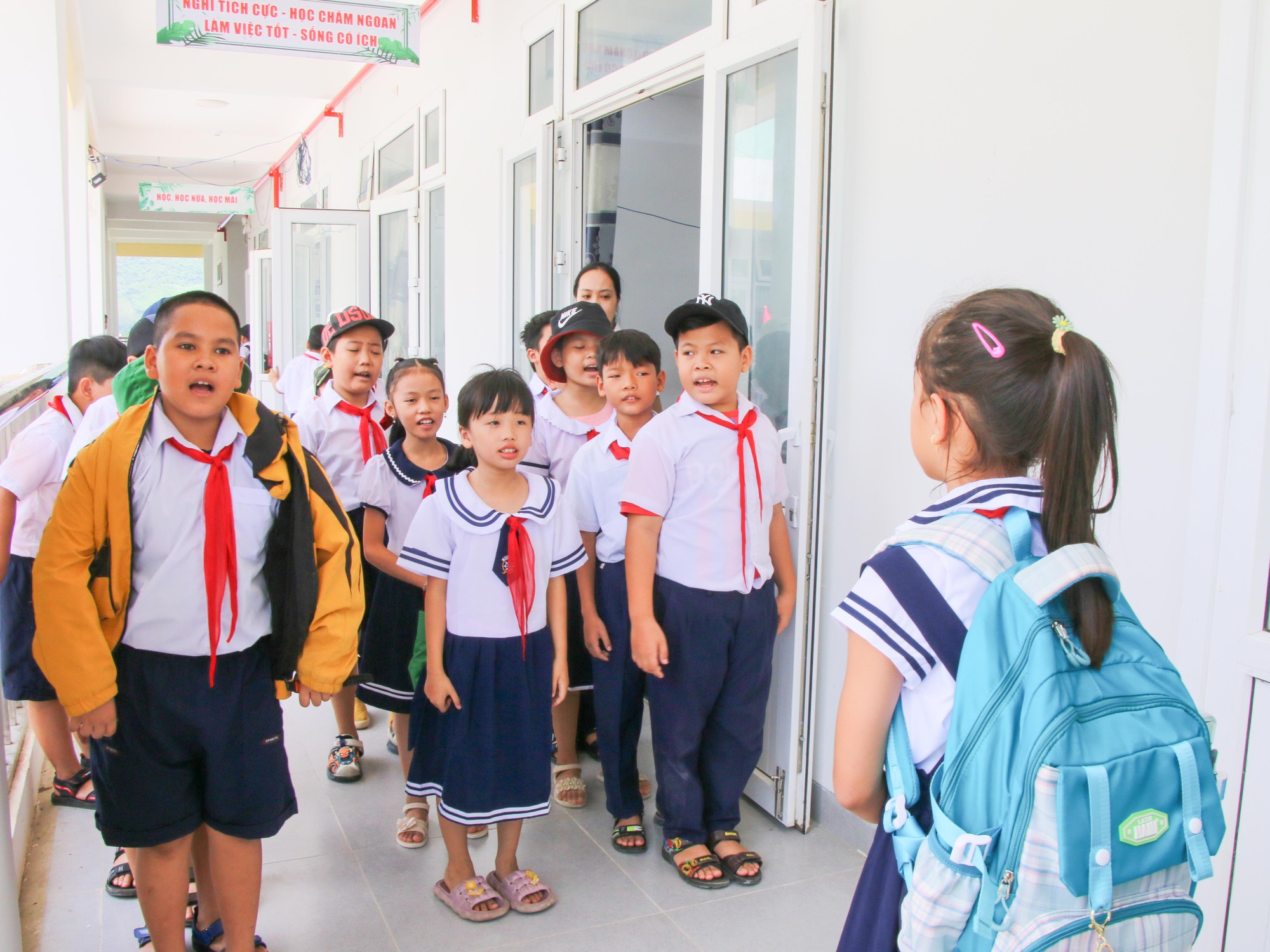 Đà Nẵng: Trường tiểu học Hòa Bắc vắng 54 học sinh thầy cô mỏi mòn chờ đợi - Ảnh 5.