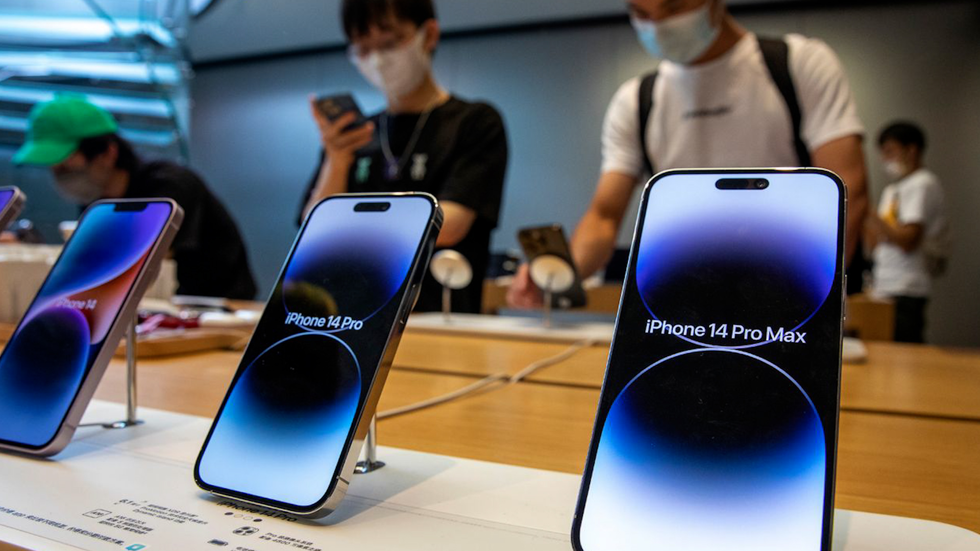 Trung Quốc cấm quan chức dùng điện thoại iPhone - Ảnh 1.