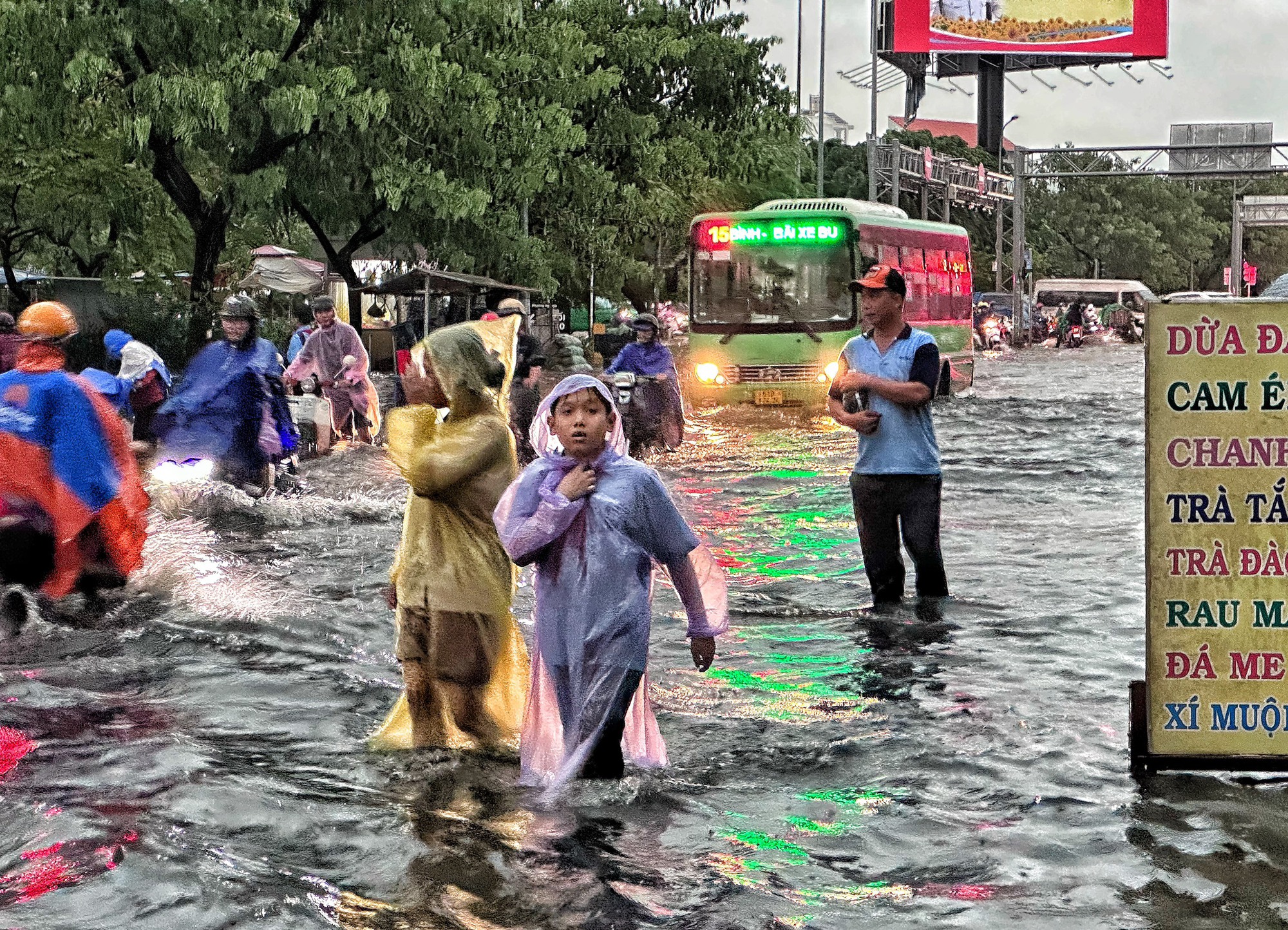 Chiều nay, TP.HCM xuất hiện mưa lớn: Đường mênh mông 'biển nước', xe chết máy la liệt - Ảnh 5.