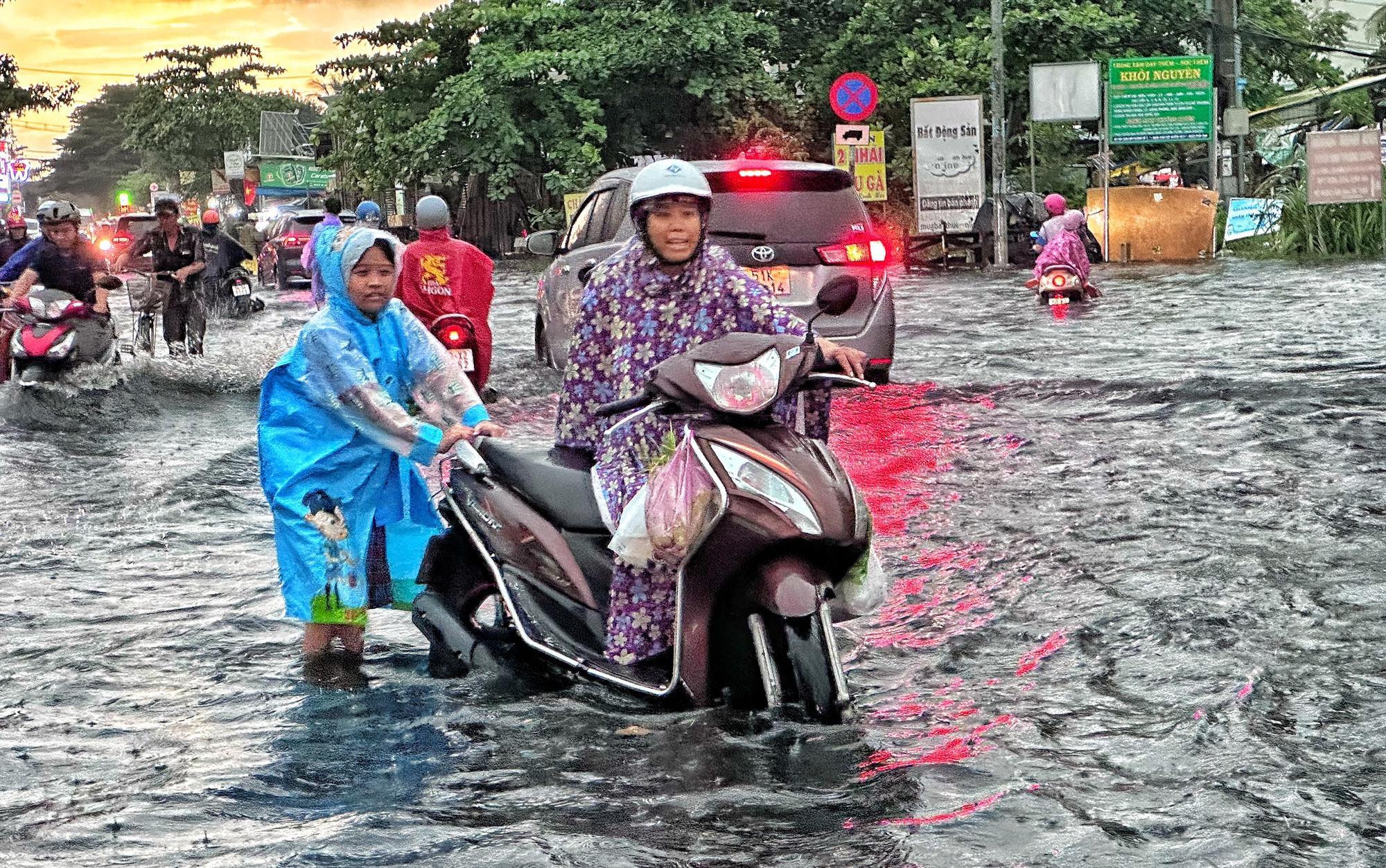 Chiều nay, TP.HCM xuất hiện mưa lớn: Đường mênh mông 'biển nước', xe chết máy la liệt - Ảnh 2.