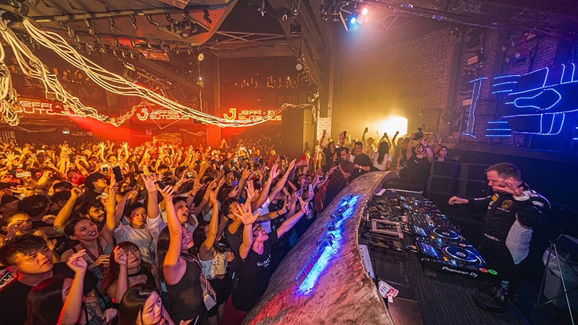 Jalanan ramai di pusat kota Singapura akan menjadi ramai sepanjang musim GPSS Foto: SG Những con phố nhộn nhịp ở trung tâm thành phố Singapore sẽ trở nên sống động suốt mùa giải GPSS  Ảnh: SG