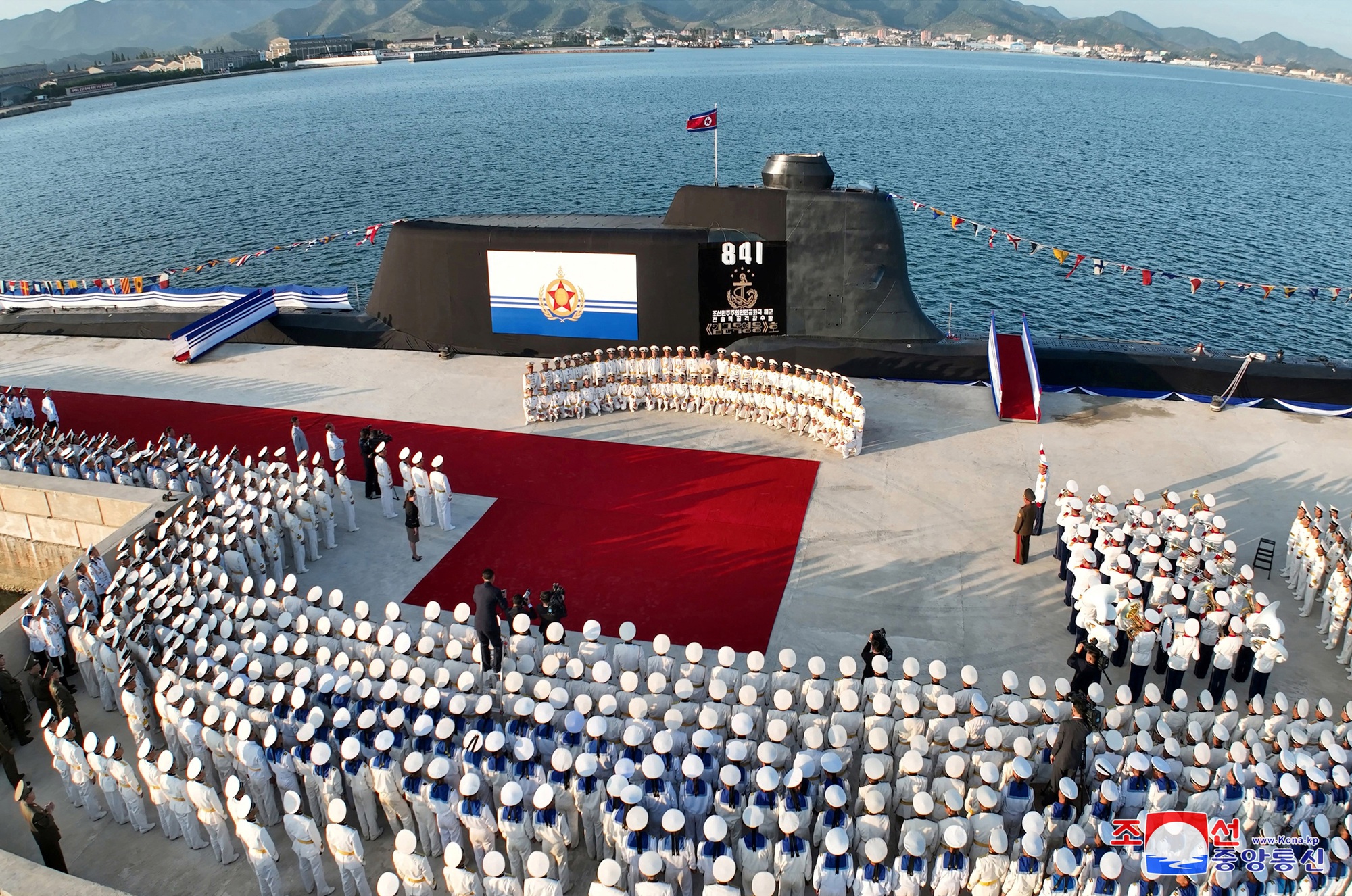 Triều Tiên hạ thủy tàu ngầm tấn công hạt nhân chiến thuật mới - Ảnh 1.