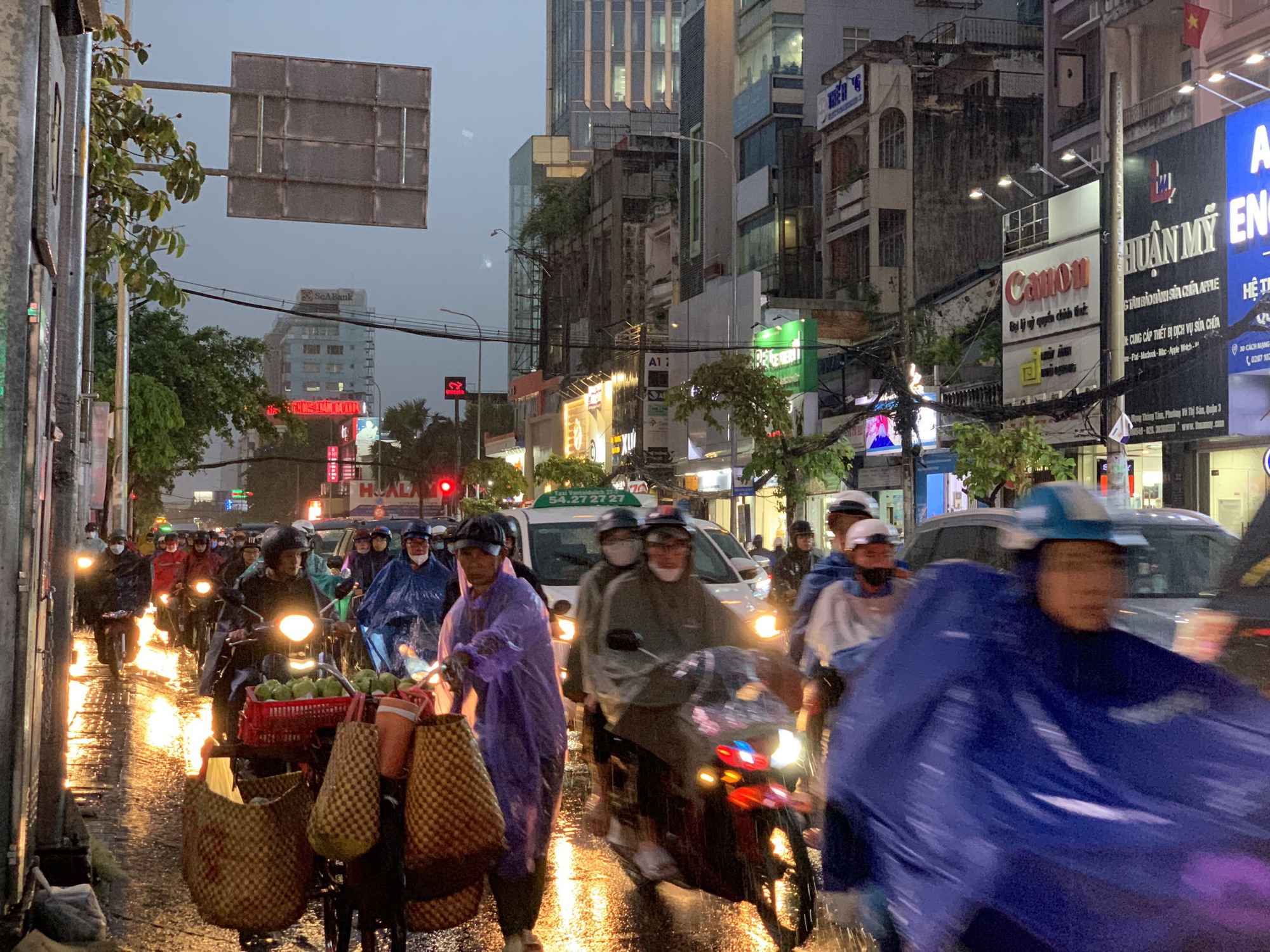 TP.HCM mưa to giờ tan tầm, nhiều tuyến đường kẹt xe người dân vất vả di chuyển - Ảnh 4.