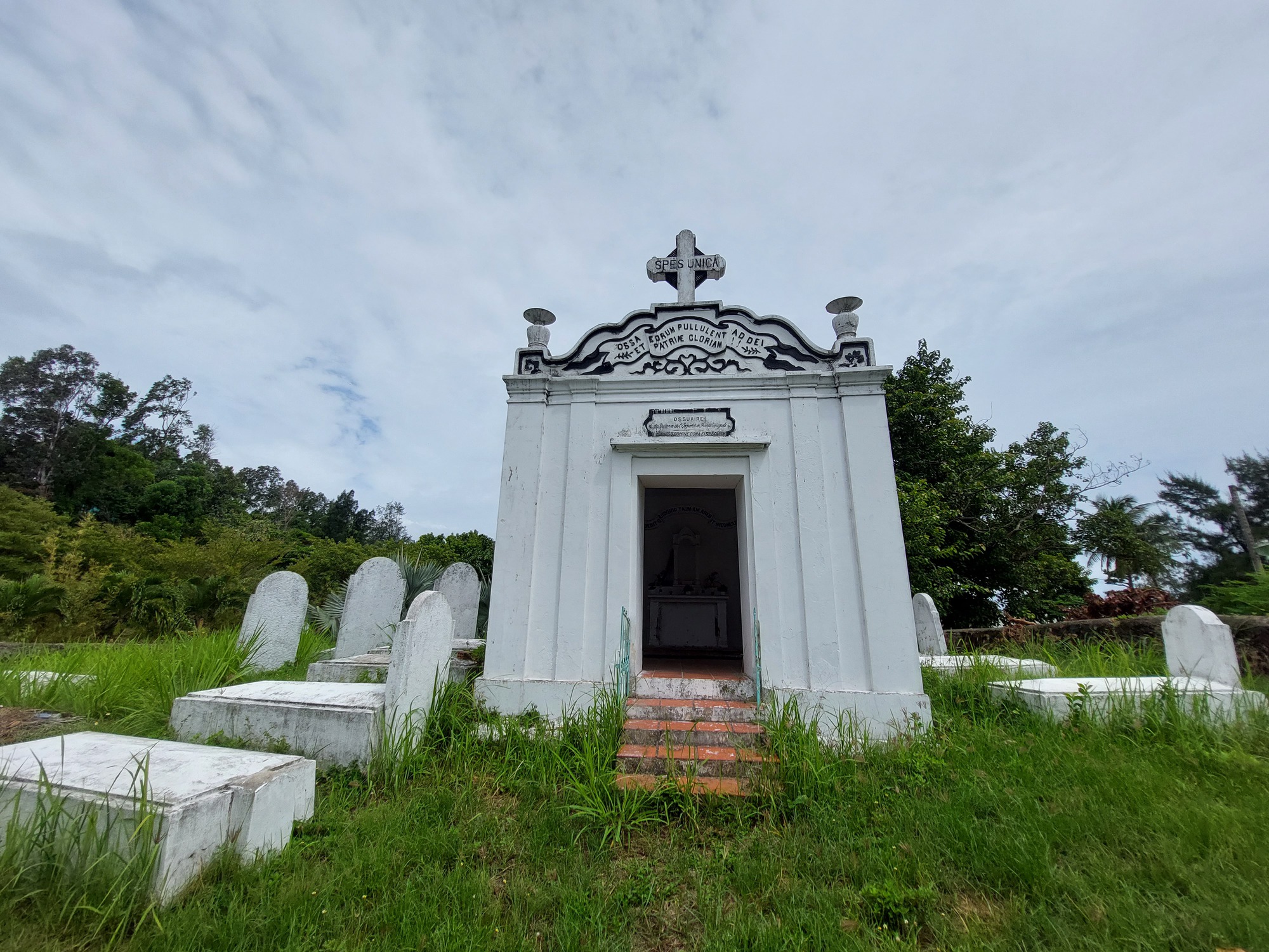 Kỳ lạ 'tháp hài cốt' cùng khu mộ trắng xóa ở bán đảo Sơn Trà - Ảnh 1.