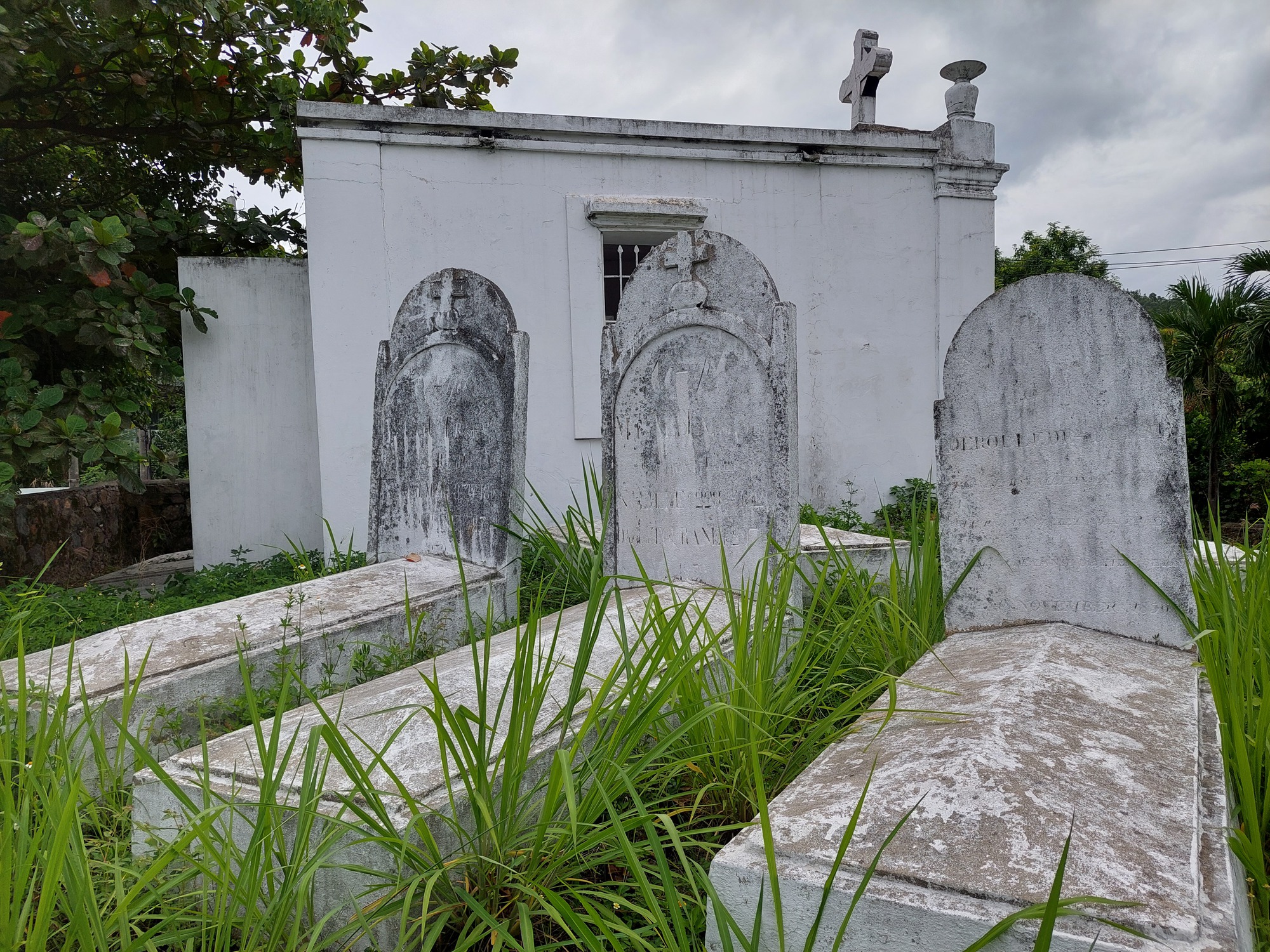 Kỳ lạ 'tháp hài cốt' cùng khu mộ trắng xóa ở bán đảo Sơn Trà - Ảnh 2.