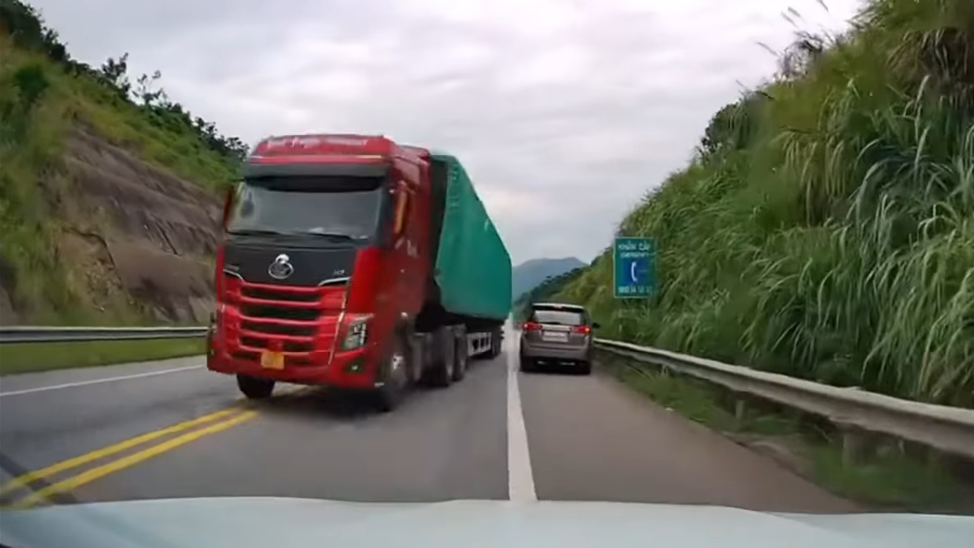 Dân mạng xôn xao truy tìm tài xế xe container chạy 'kiểu giết người ...