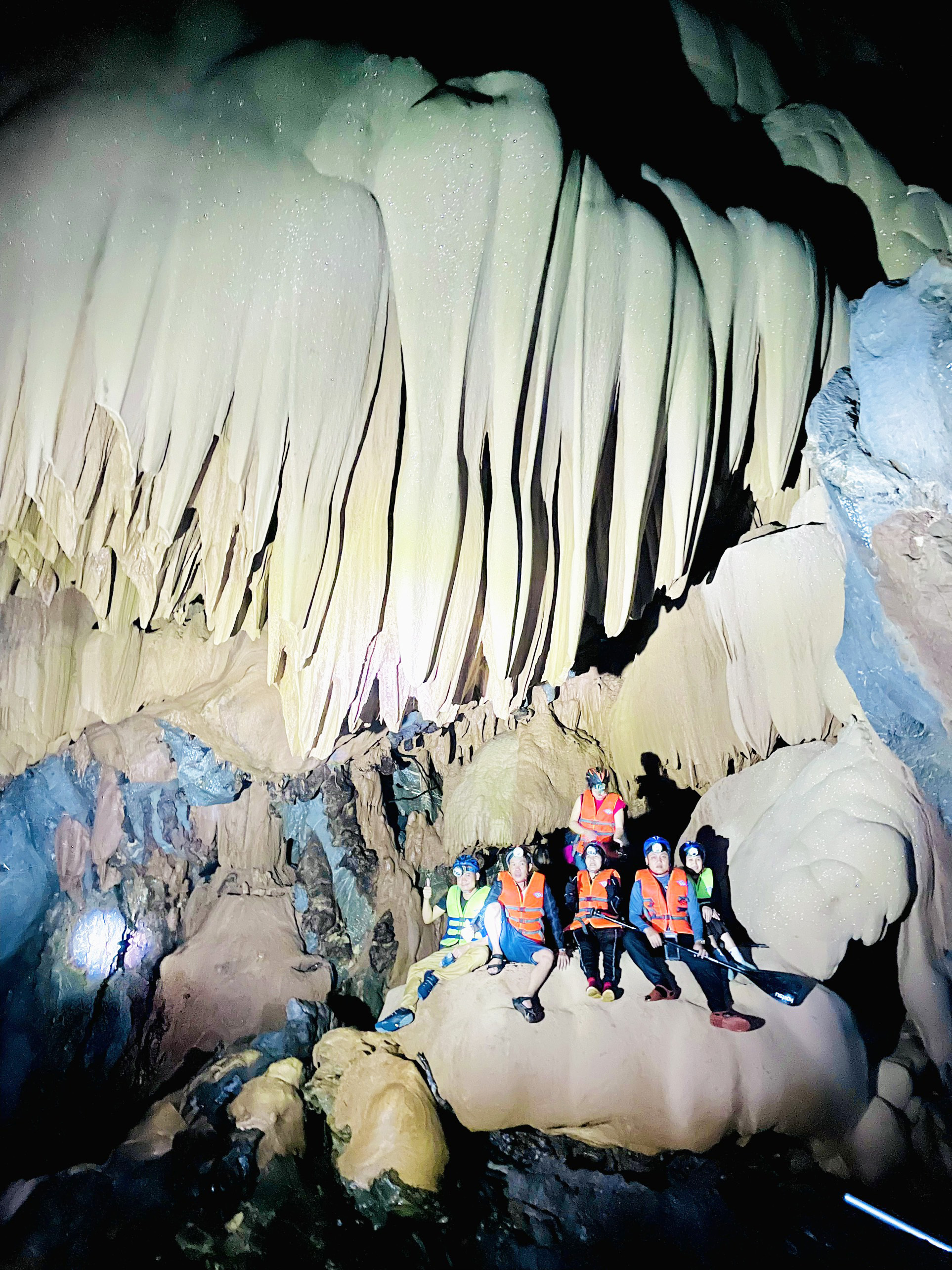 Ngạc nhiên khi đoàn khảo sát chà đạp trên thạch nhũ trong hang động ở Quảng Bình - Ảnh 5.