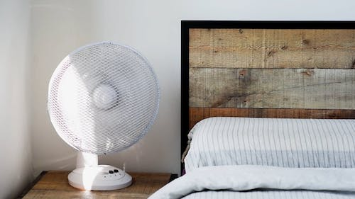 Especialistas dão dicas de como dormir com o ventilador ligado para ter uma boa saúde - Foto 1. Chuyên gia chỉ mẹo hay khi ngủ bật quạt để tốt cho sức khỏe - Ảnh 1.