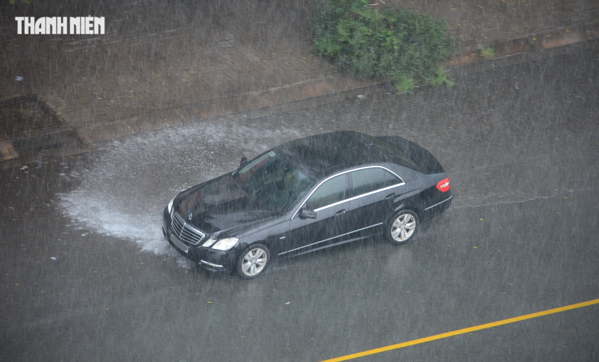 5 khu vực không nên đỗ ô tô khi trời mưa bão - Ảnh 1.