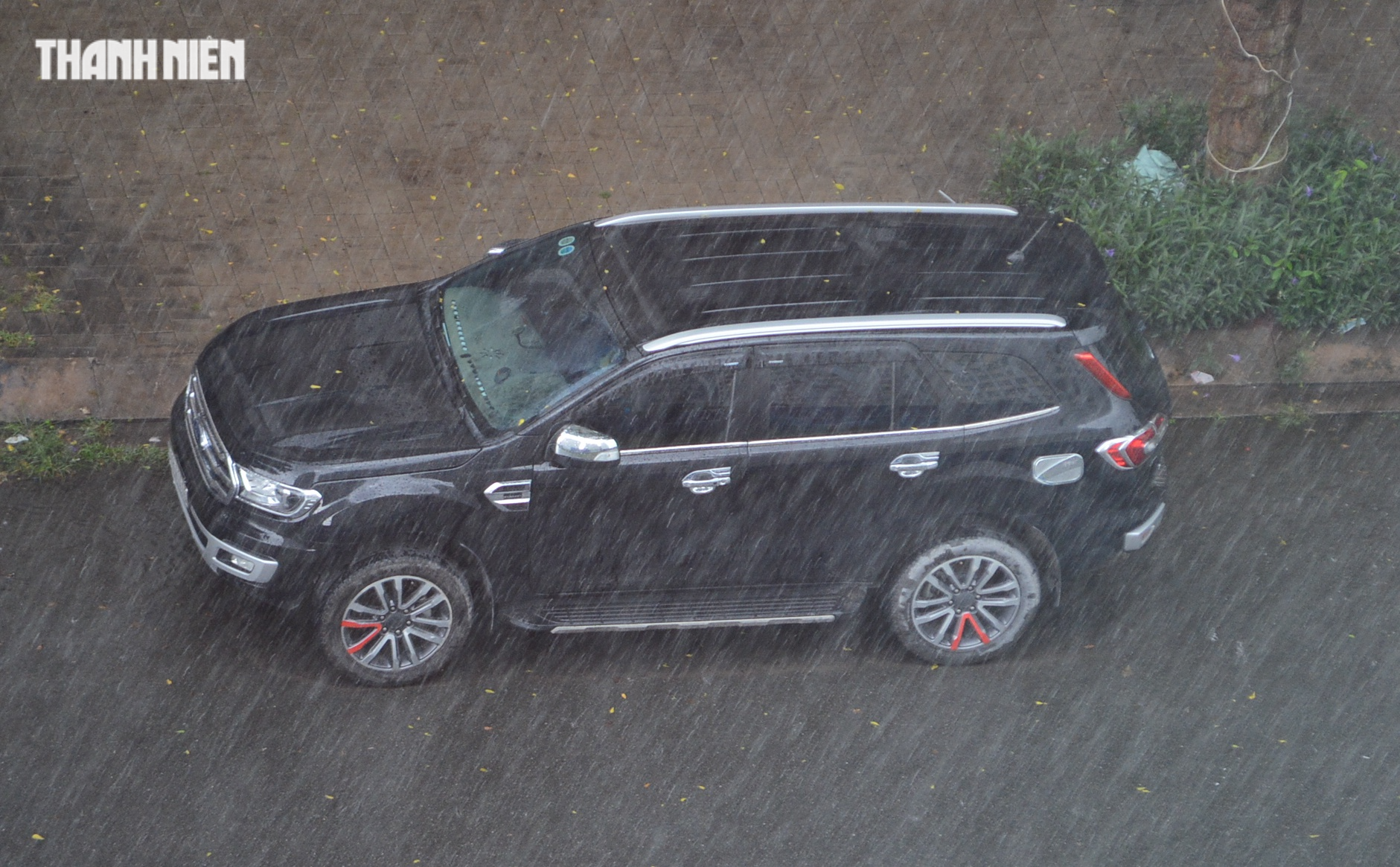 5 khu vực không nên đỗ ô tô khi trời mưa bão - Ảnh 2.