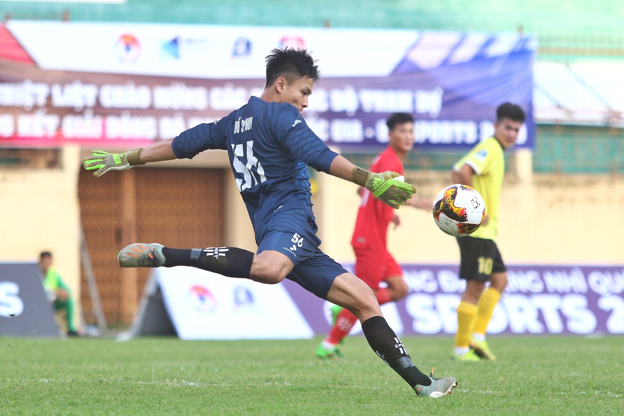 Đỗ Sỹ Huy trong trận đấu đưa CLB Phú Thọ lên chơi hạng nhất
