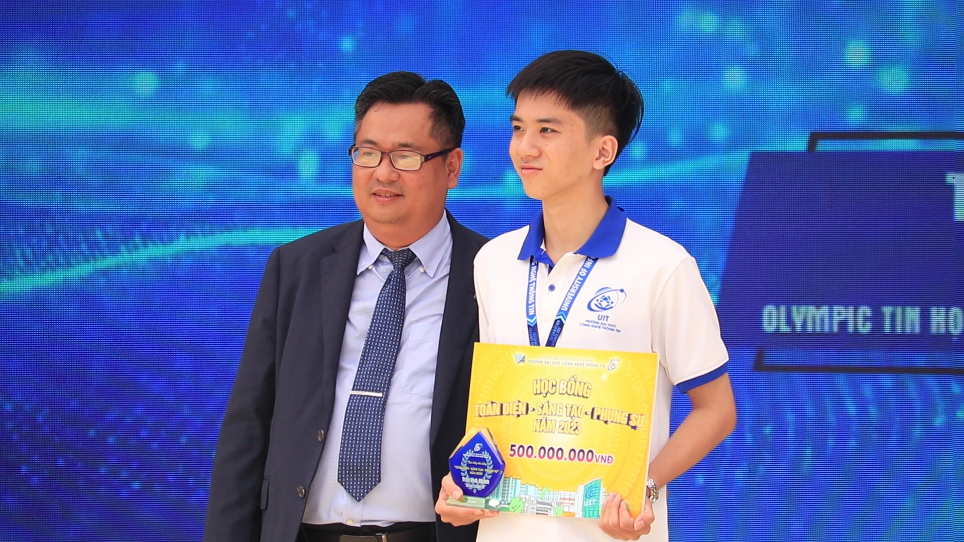 ‘Flex’ học bổng nửa tỉ của chàng trai đoạt huy chương đồng Olympic Tin học châu Á - Thái Bình Dương - Ảnh 1.