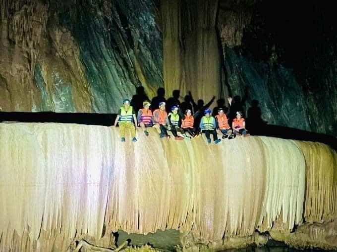 Ngạc nhiên khi đoàn khảo sát chà đạp trên thạch nhũ trong hang động ở Quảng Bình - Ảnh 3.