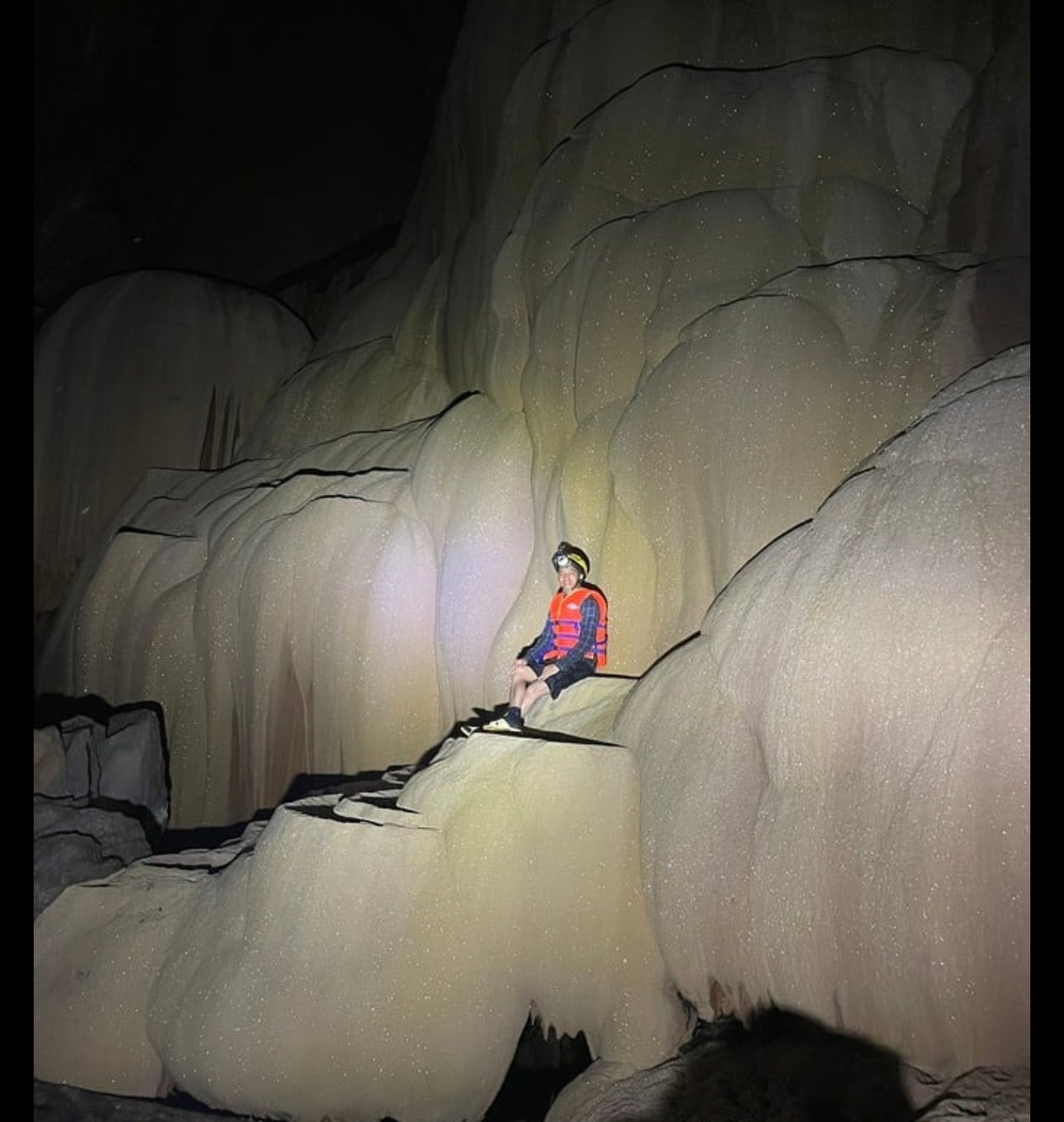 Ngạc nhiên khi đoàn khảo sát chà đạp trên thạch nhũ trong hang động ở Quảng Bình - Ảnh 6.