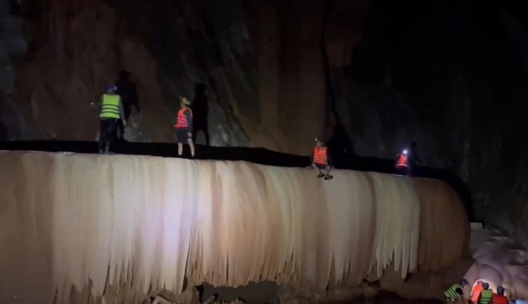 Ngạc nhiên khi đoàn khảo sát chà đạp trên thạch nhũ trong hang động ở Quảng Bình - Ảnh 4.