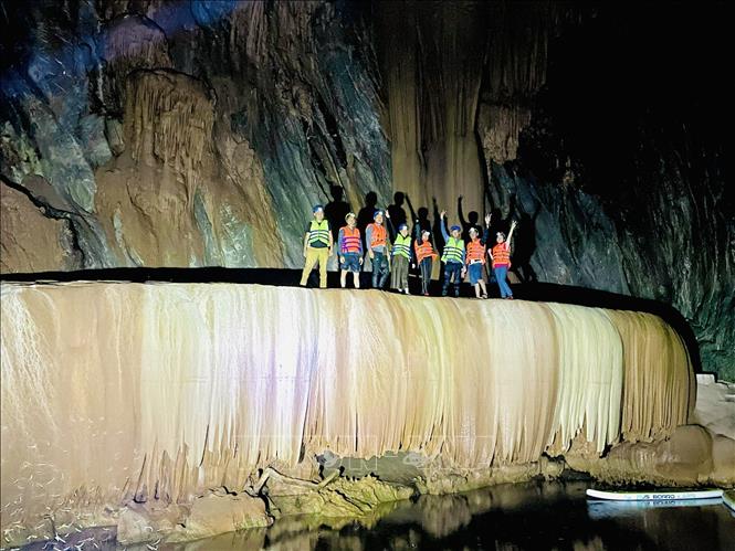 Ngạc nhiên khi đoàn khảo sát chà đạp trên thạch nhũ trong hang động ở Quảng Bình - Ảnh 2.