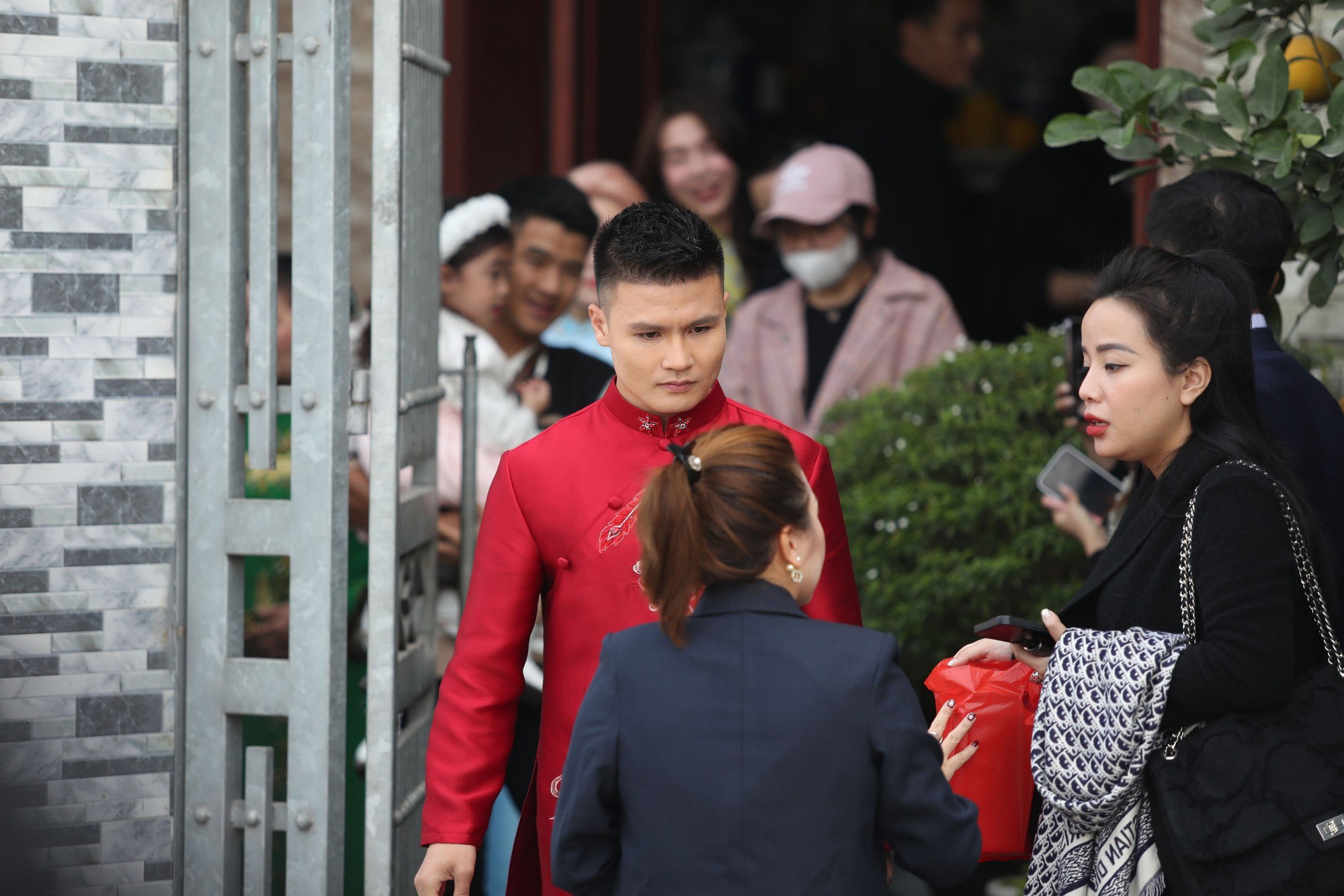 Quang Hải ăn hỏi Chu Thanh Huyền, cô dâu về nhà chồng ngày đầu năm mới- Ảnh 11.