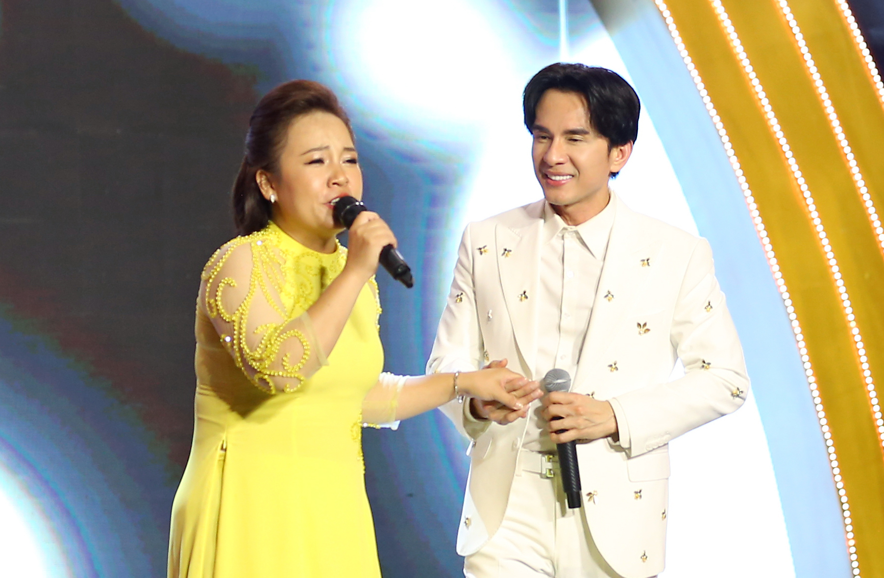 Mạc Văn Khoa đưa vợ xinh đẹp đến mừng Việt Hương kỷ niệm 5 năm kinh doanh- Ảnh 11.