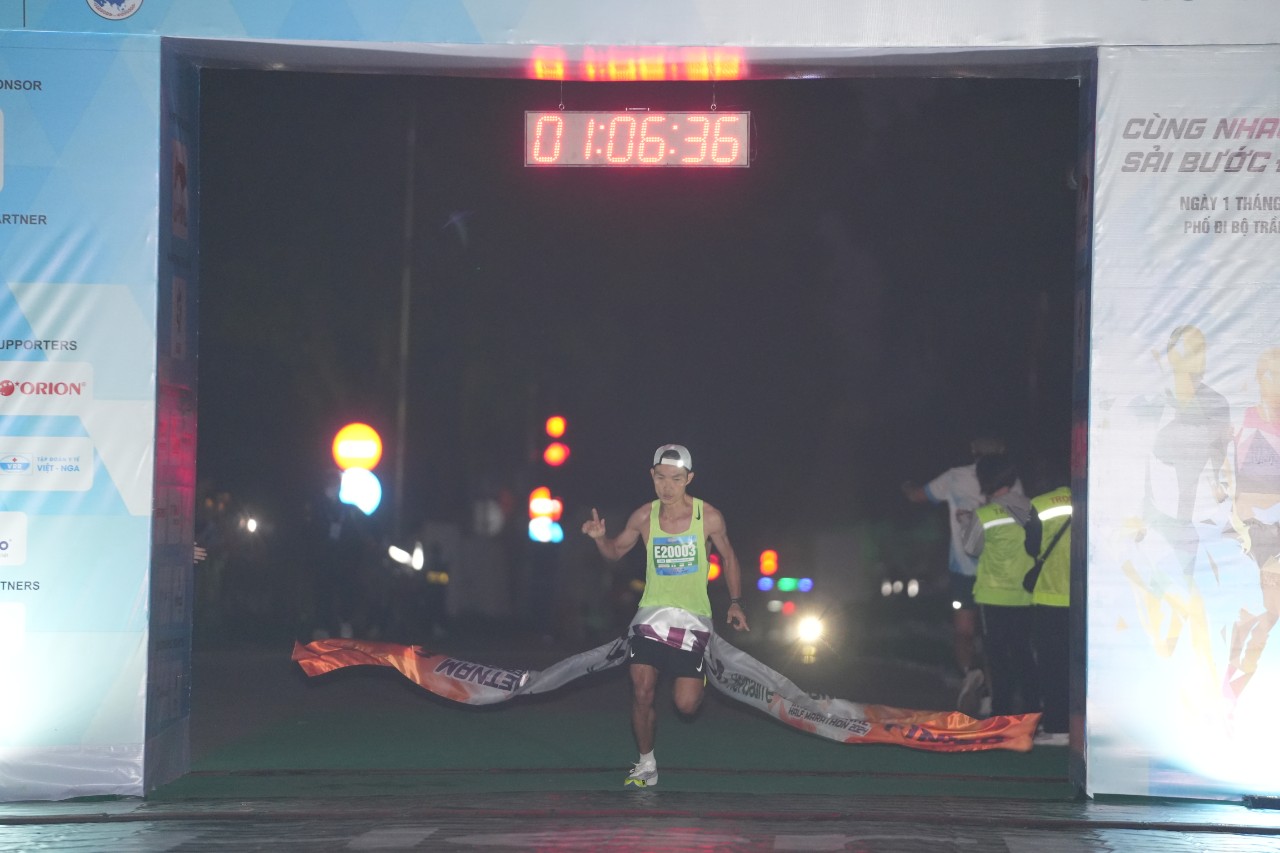 Nguyễn Thị Oanh nước rút ngoạn mục, lập kỷ lục mới trên đường chạy marathon- Ảnh 3.