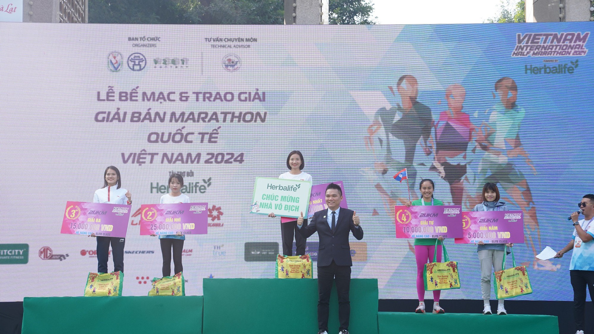 Nguyễn Thị Oanh nước rút ngoạn mục, lập kỷ lục mới trên đường chạy marathon- Ảnh 2.