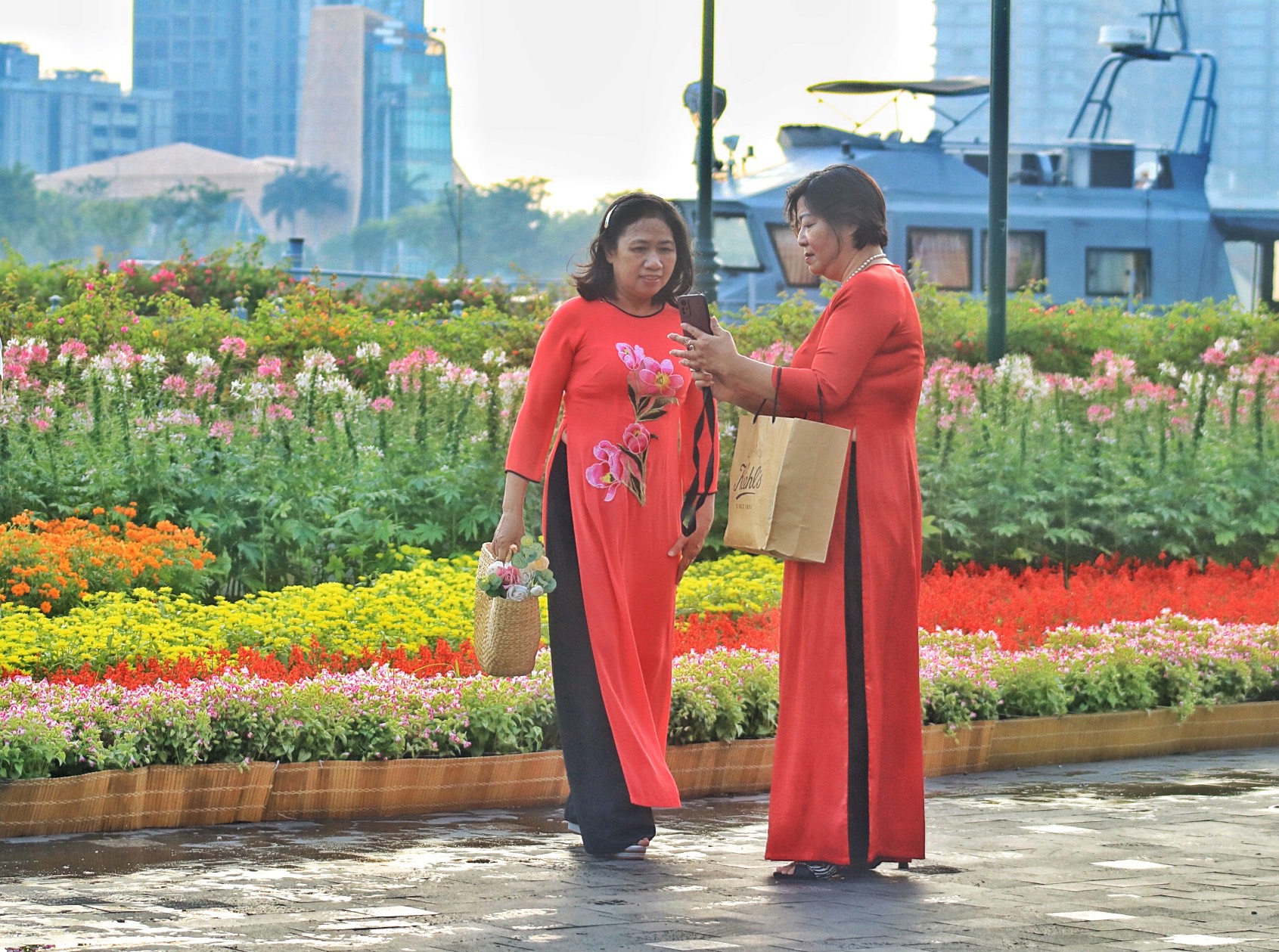 TP.HCM ngày đầu tiên năm mới 2024: Các tuyến đường thông thoáng, nhiều người dậy sớm dạo phố- Ảnh 4.