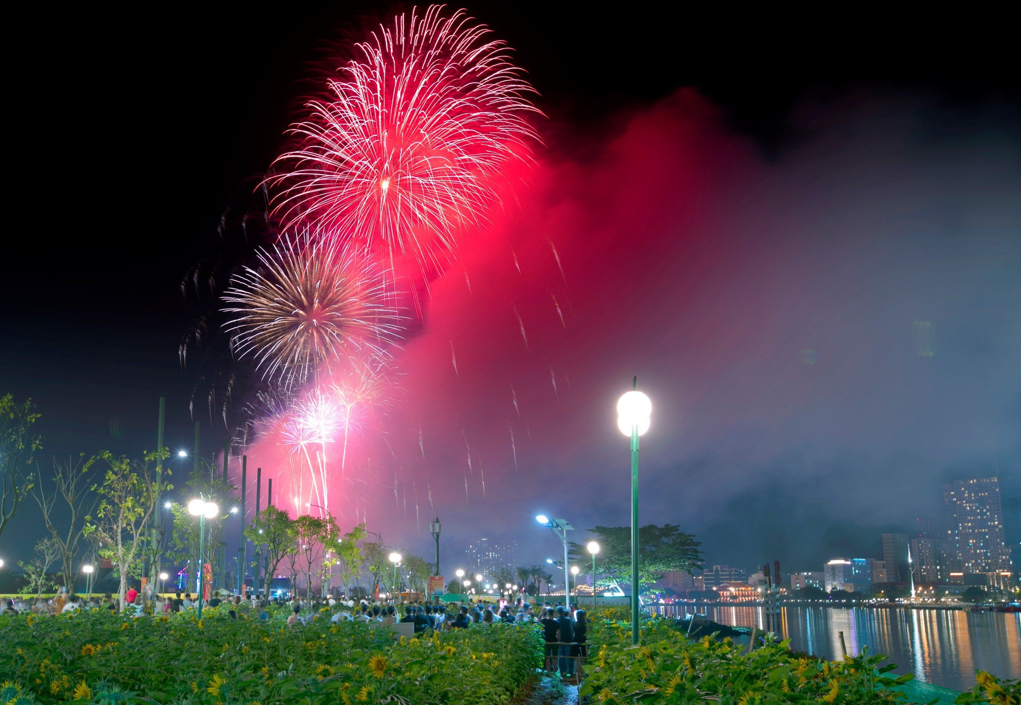 Chùm ảnh: Chiêm ngưỡng màn pháo hoa mãn nhãn trên bầu trời TP.HCM đón năm mới 2024- Ảnh 5.