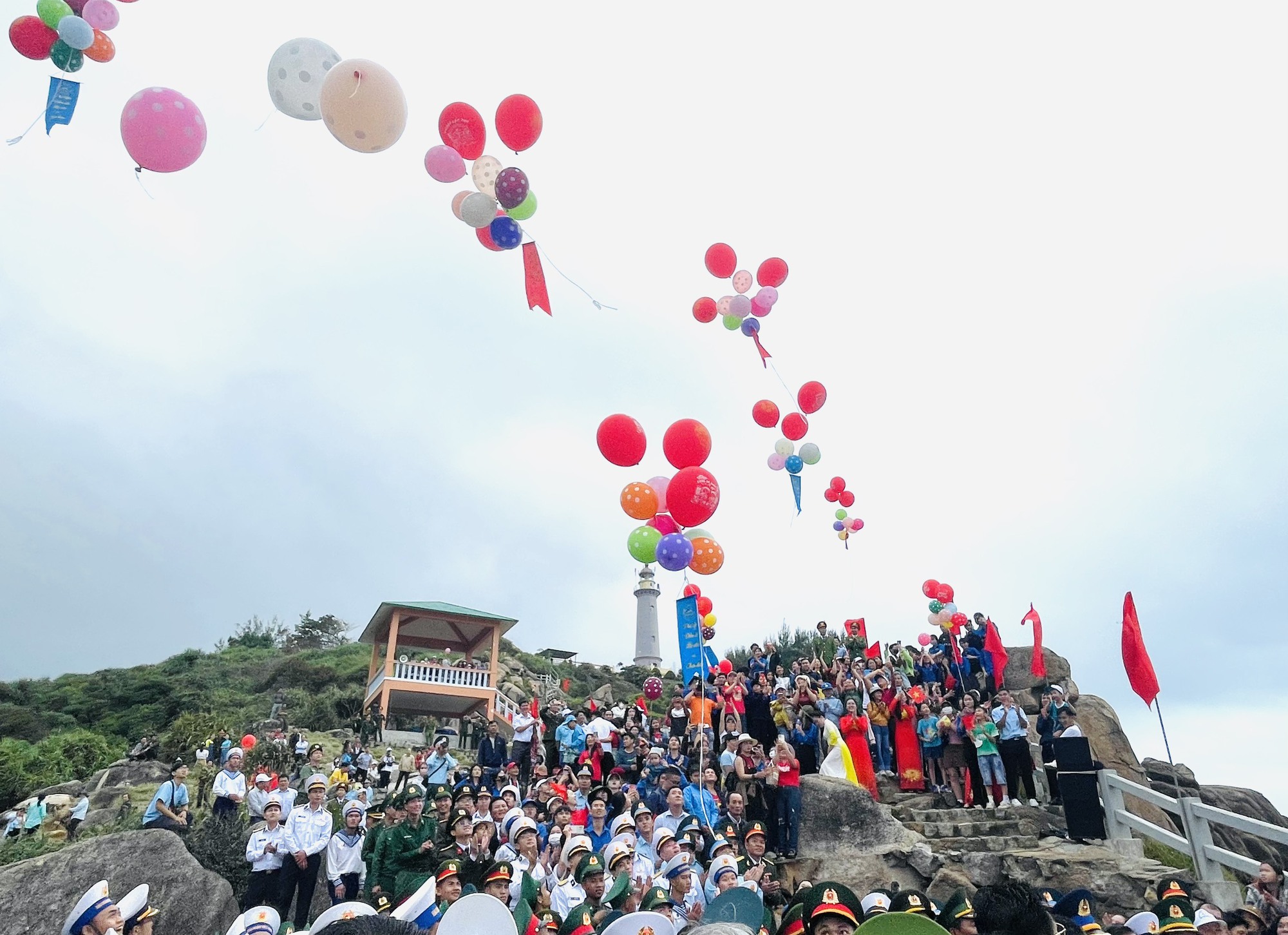 Mũi Điện trong khoảnh khắc chào cờ đầu năm trang nghiêm và đầy ý nghĩa