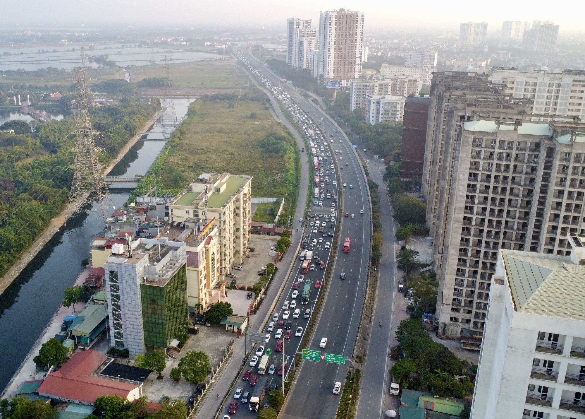 Người dân trở lại Hà Nội, cao tốc Pháp Vân - Cầu Giẽ ùn tắc hàng km- Ảnh 2.