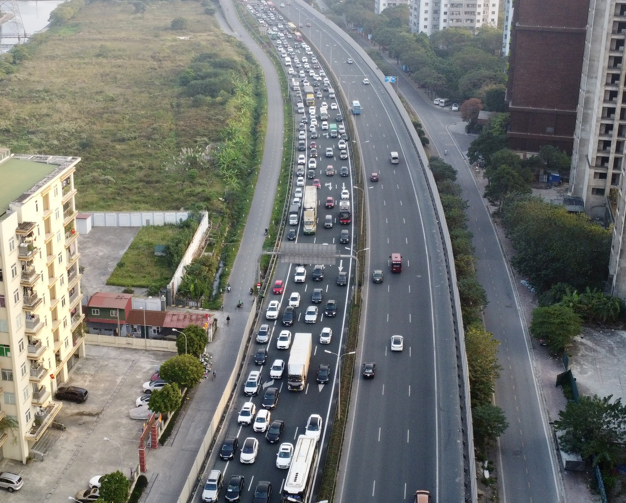 Người dân trở lại Hà Nội, cao tốc Pháp Vân - Cầu Giẽ ùn tắc hàng km- Ảnh 9.