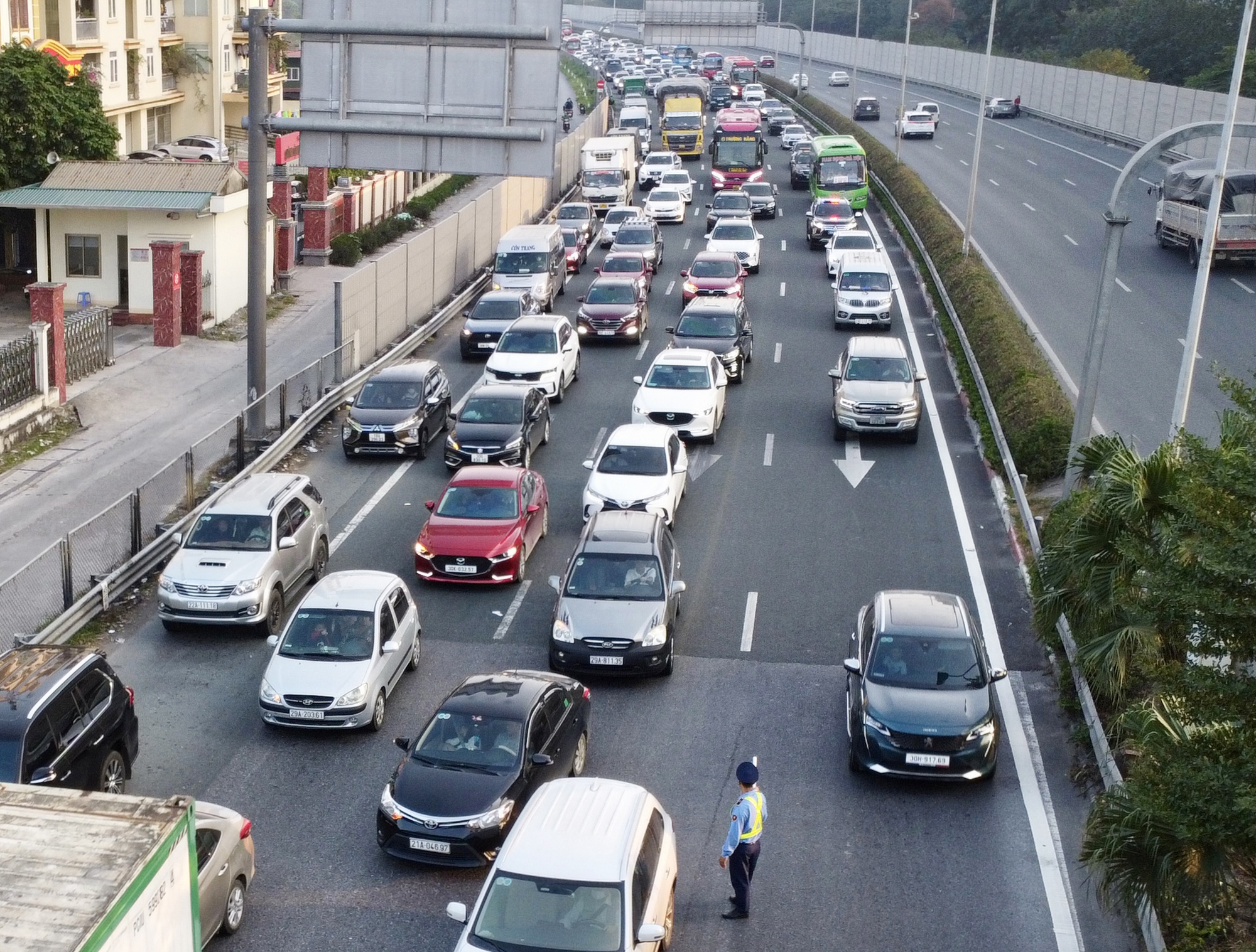 Người dân trở lại Hà Nội, cao tốc Pháp Vân - Cầu Giẽ ùn tắc hàng km- Ảnh 10.