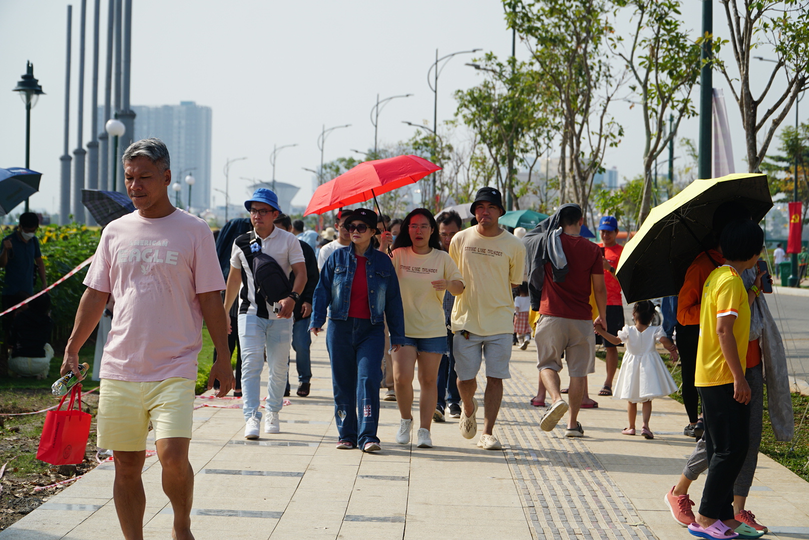 'Bóng hồng' xuống phố ngày đầu năm mới 2024- Ảnh 4.