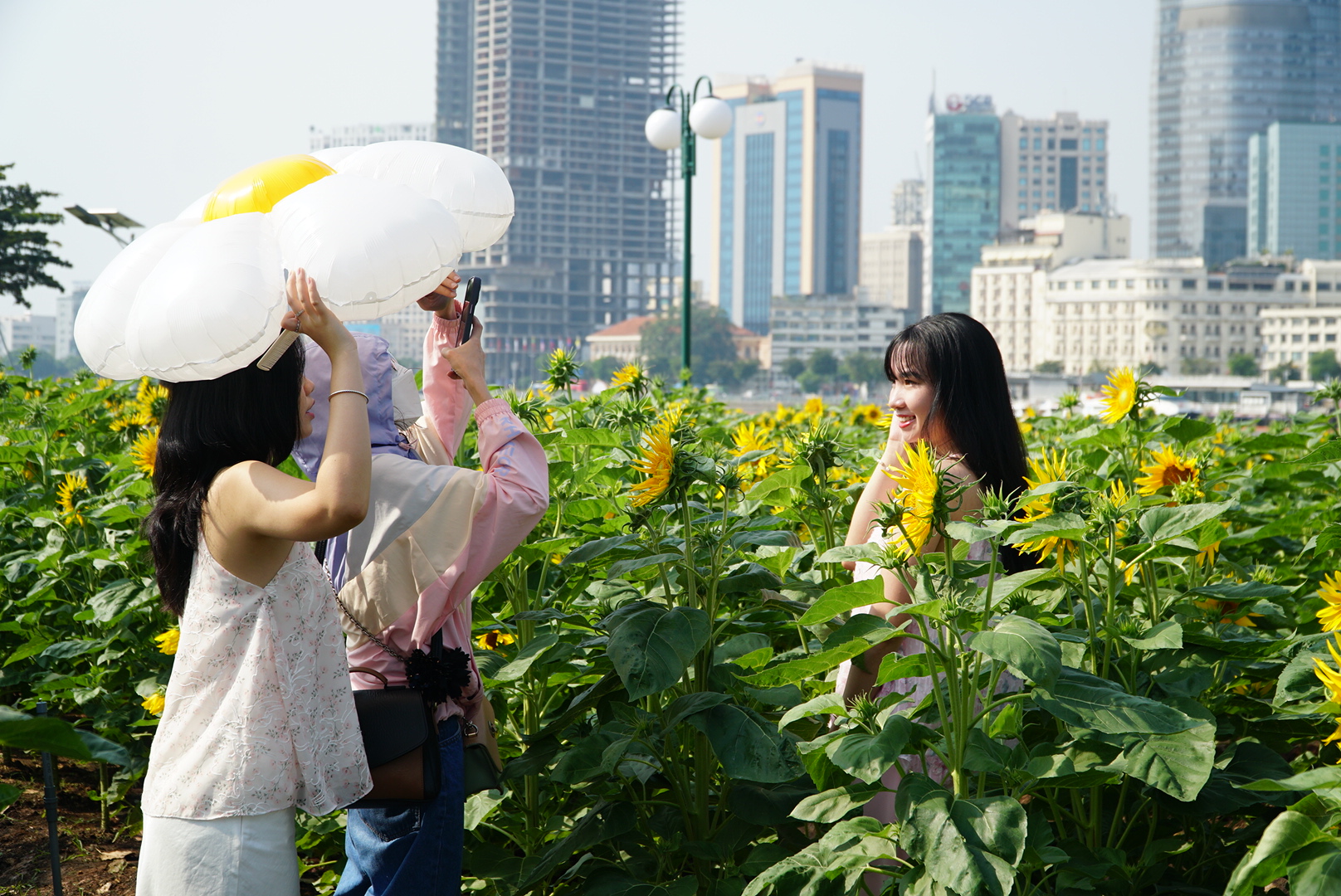 'Bóng hồng' xuống phố ngày đầu năm mới 2024- Ảnh 1.