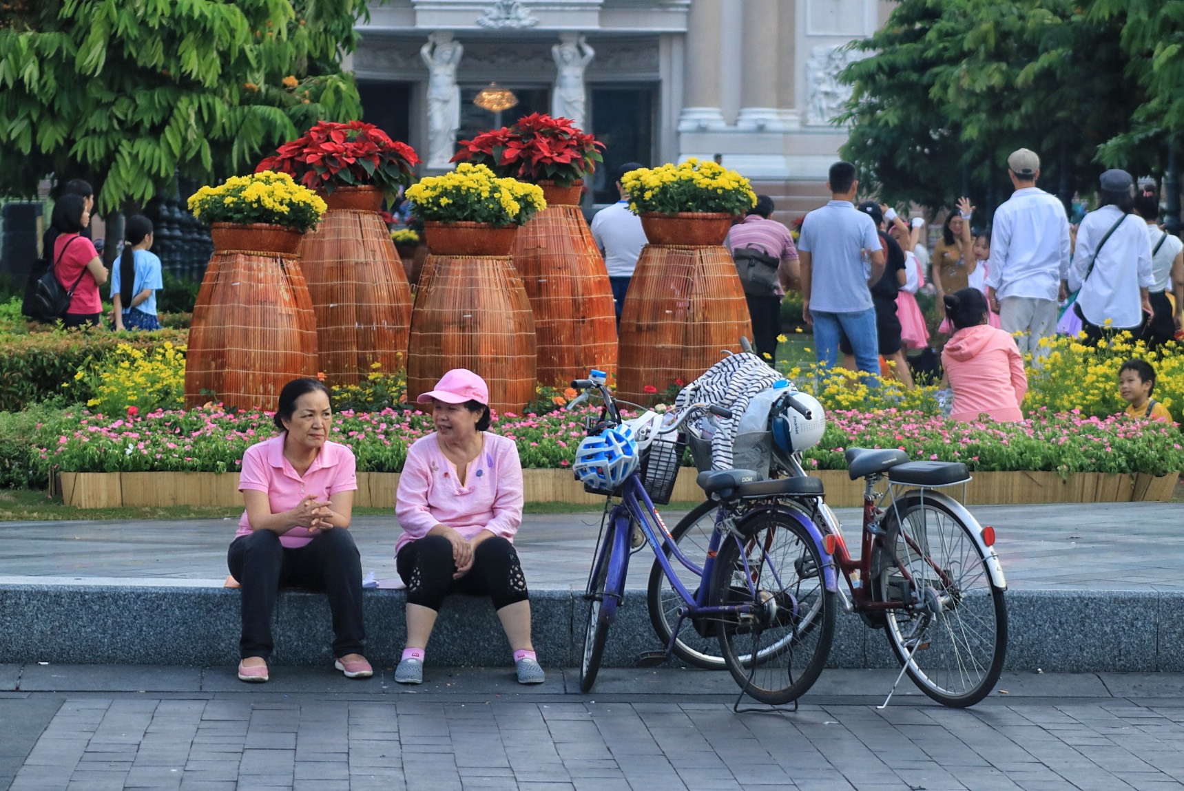 TP.HCM ngày đầu tiên năm mới 2024: Các tuyến đường thông thoáng, nhiều người dậy sớm dạo phố- Ảnh 6.