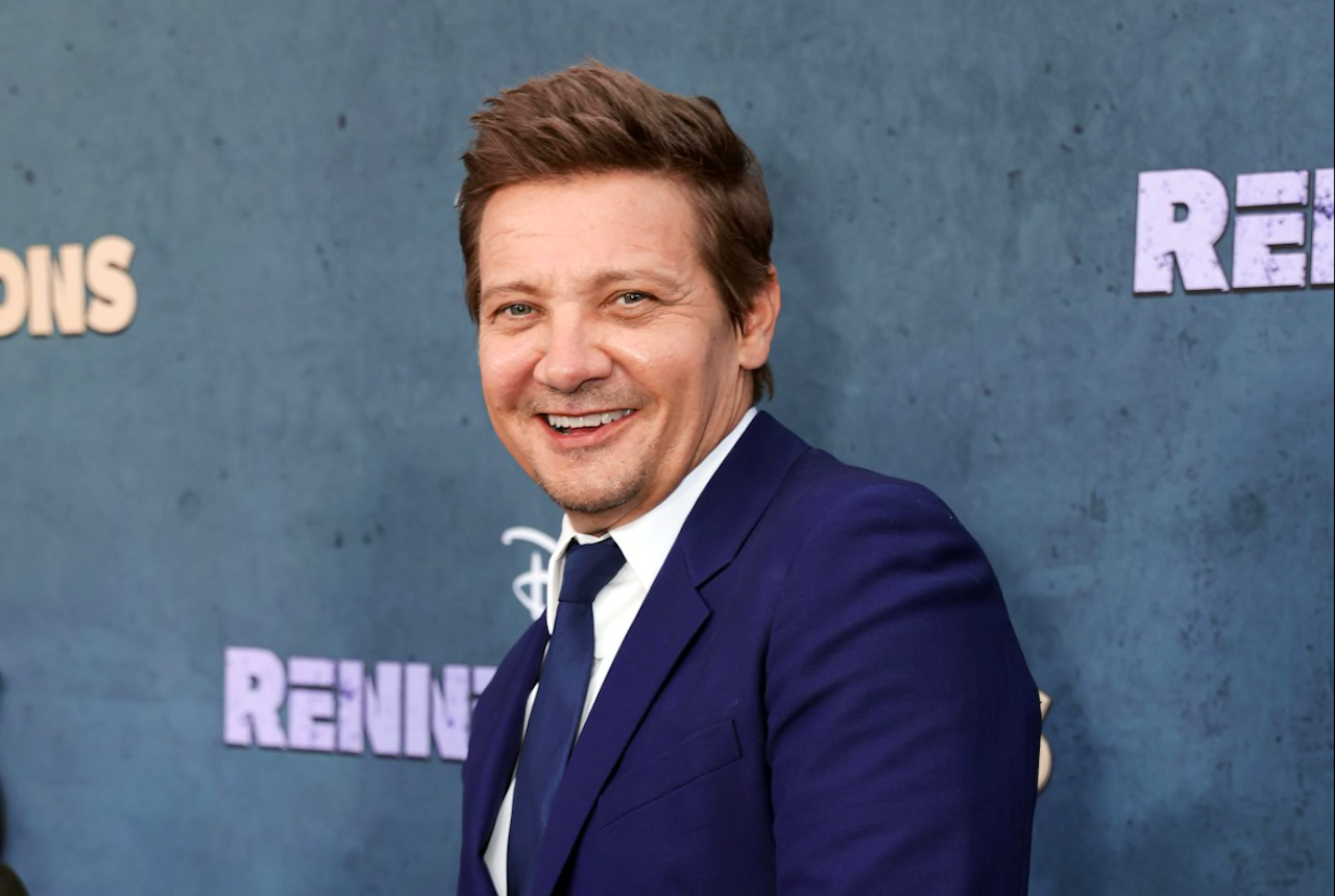Jerry Rón Rén 'Thần tiễn' Jeremy Renner 'hồi sinh' sau một năm gặp tai nạn kinh hoàng