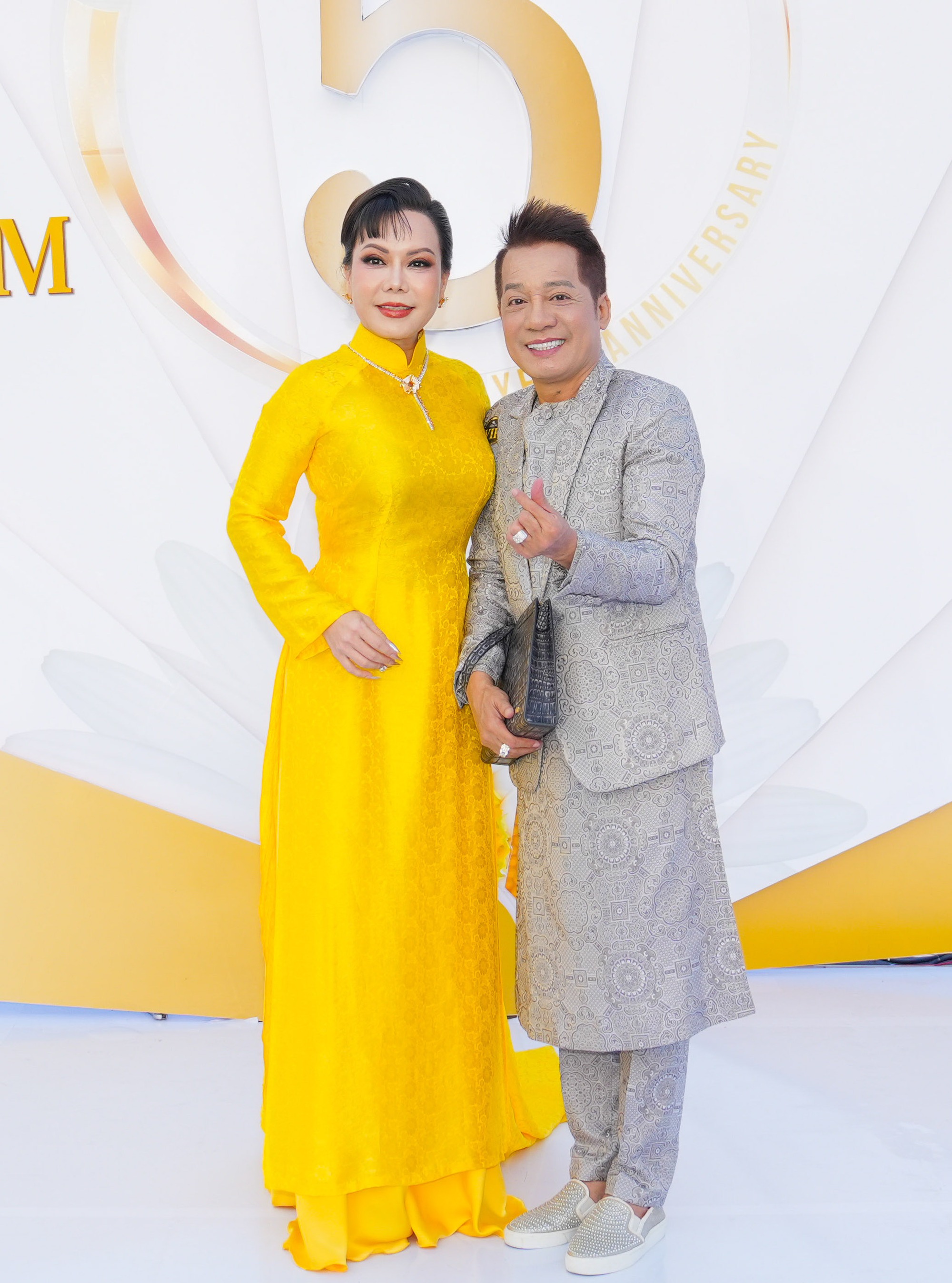 Mạc Văn Khoa đưa vợ xinh đẹp đến mừng Việt Hương kỷ niệm 5 năm kinh doanh- Ảnh 2.