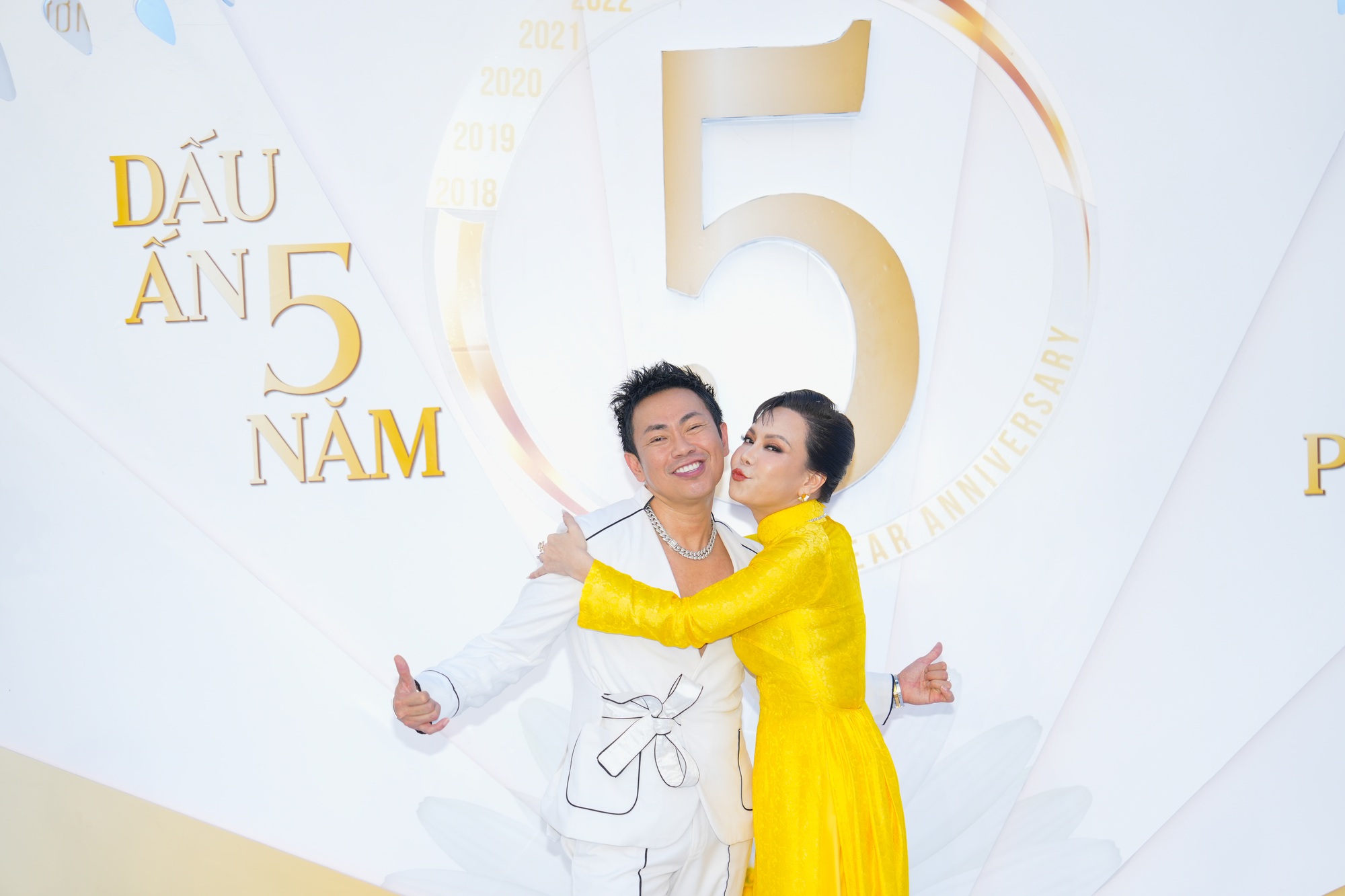 Mạc Văn Khoa đưa vợ xinh đẹp đến mừng Việt Hương kỷ niệm 5 năm kinh doanh- Ảnh 3.